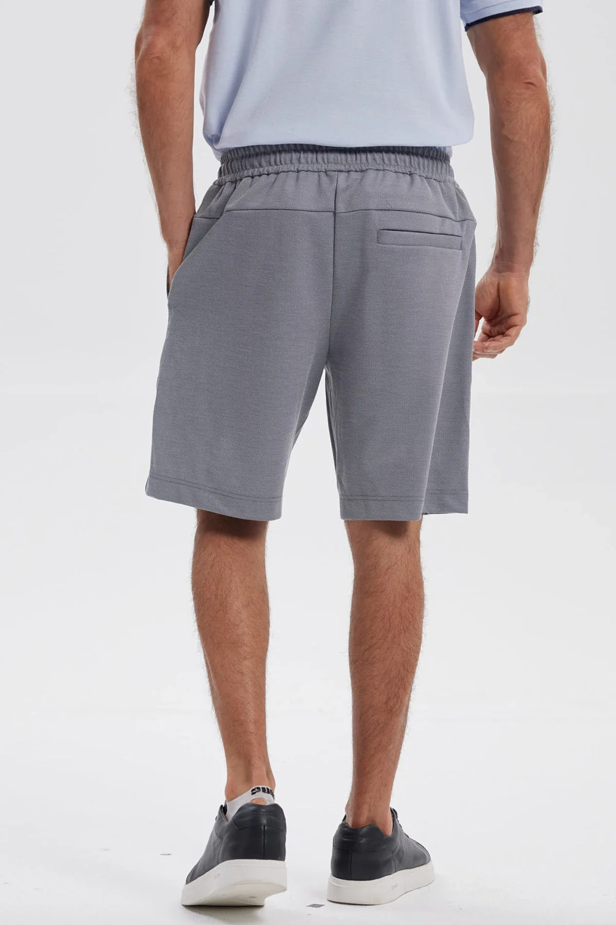 Bermuda Hombre Con Cordón Y Bolsillo Gris - Image 3
