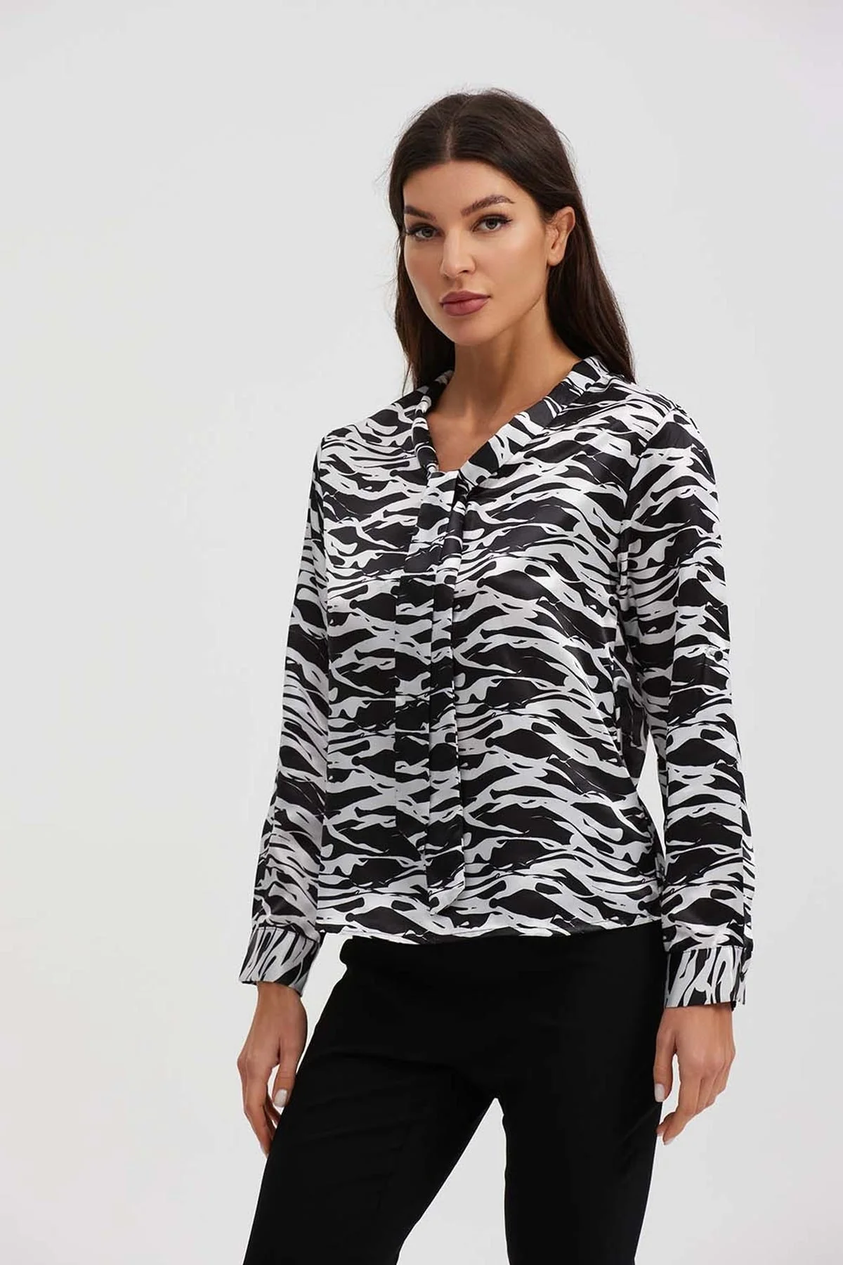 Blusa Mujer Aplicación Lazo Manga Negro - Image 2