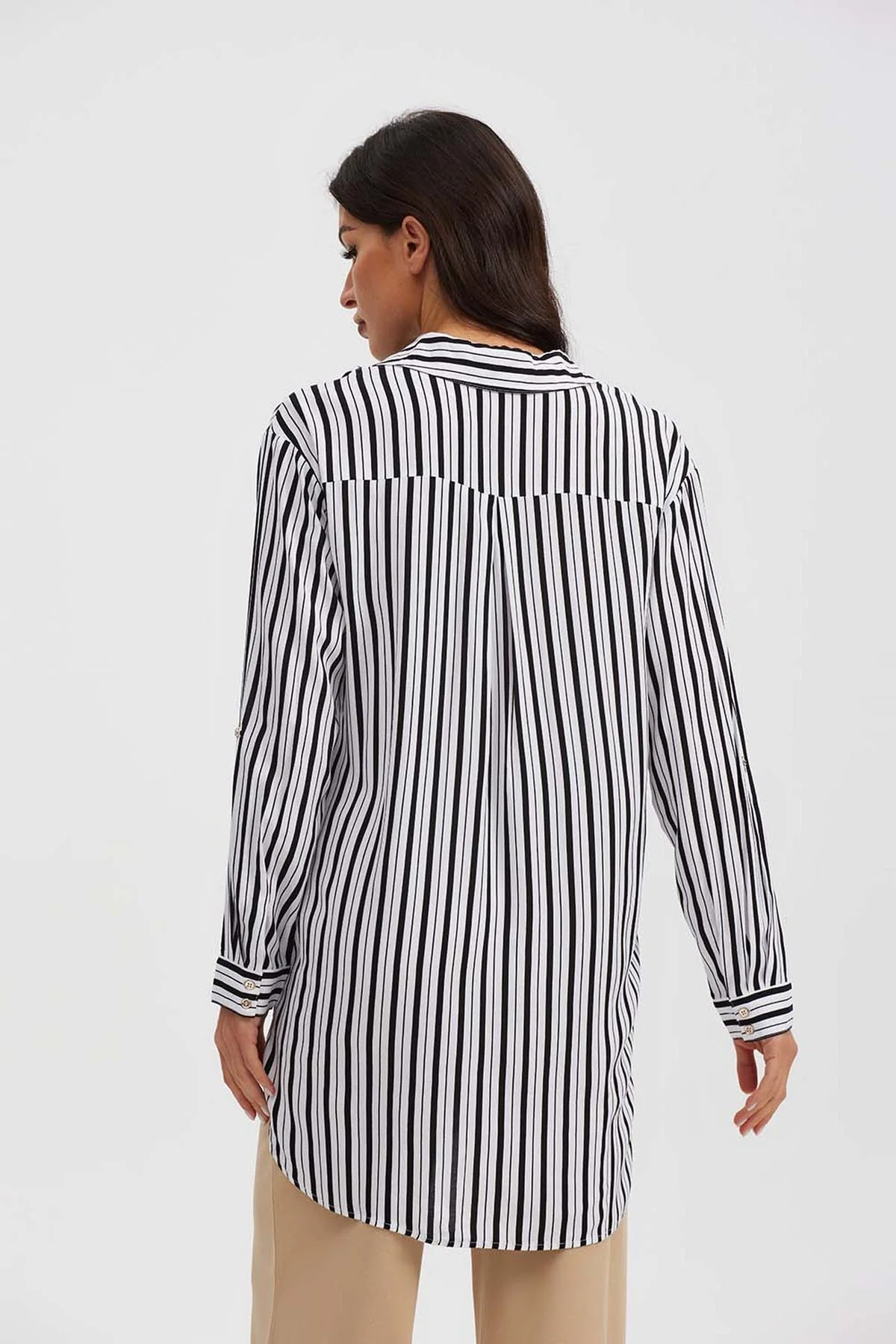 Blusa Mujer Larga Con Botón Parche Negro - Image 3
