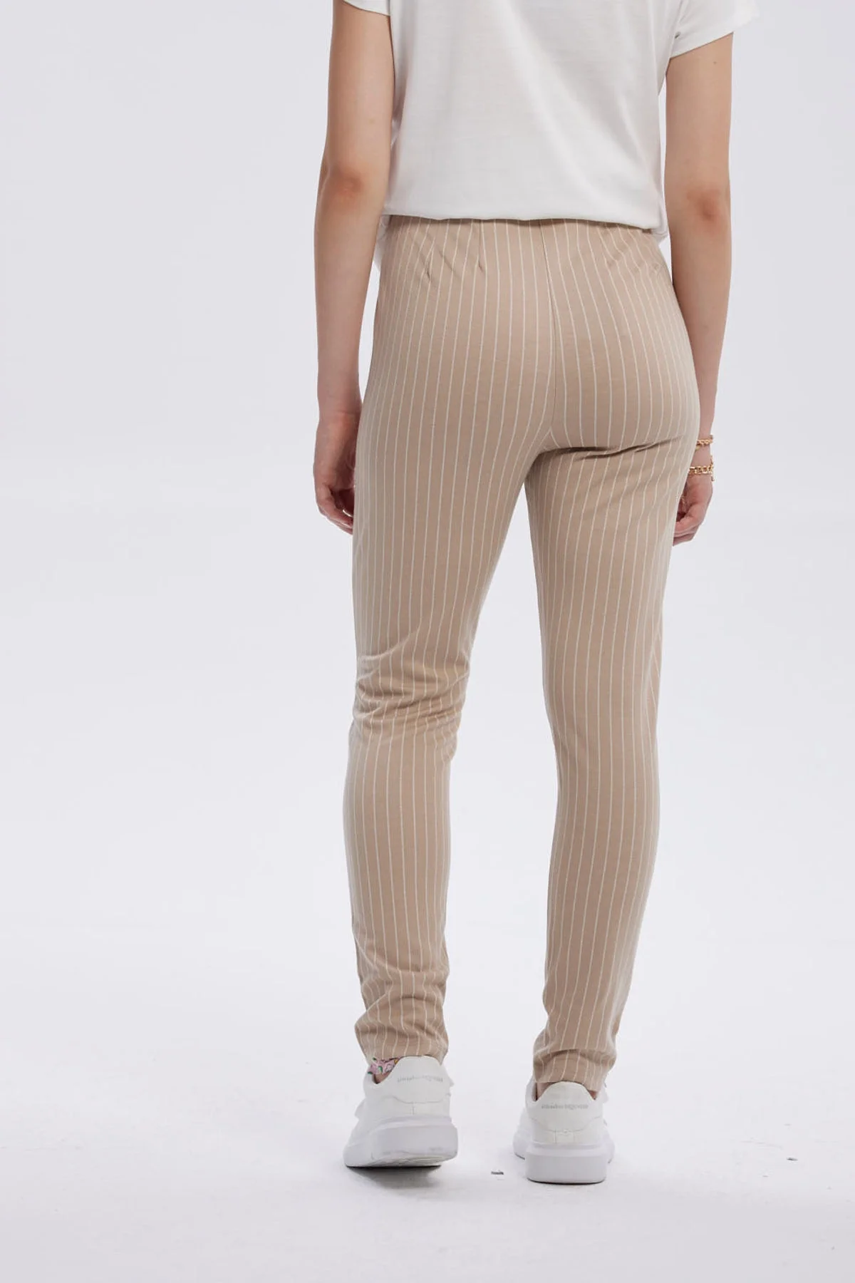 Calza Mujer Lineas Cierre Delantero Beige - Image 3