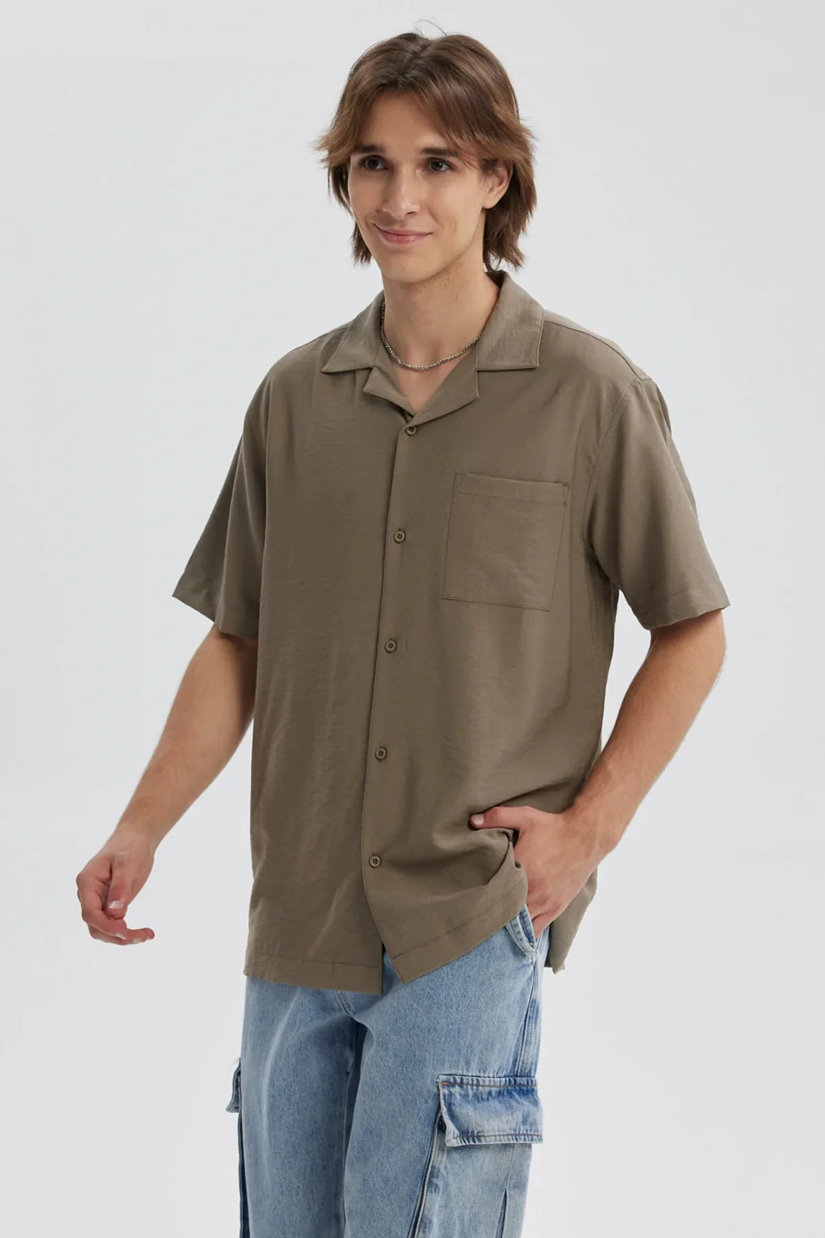 Camisa Hombre Lisa Bolsillo Café - Image 2
