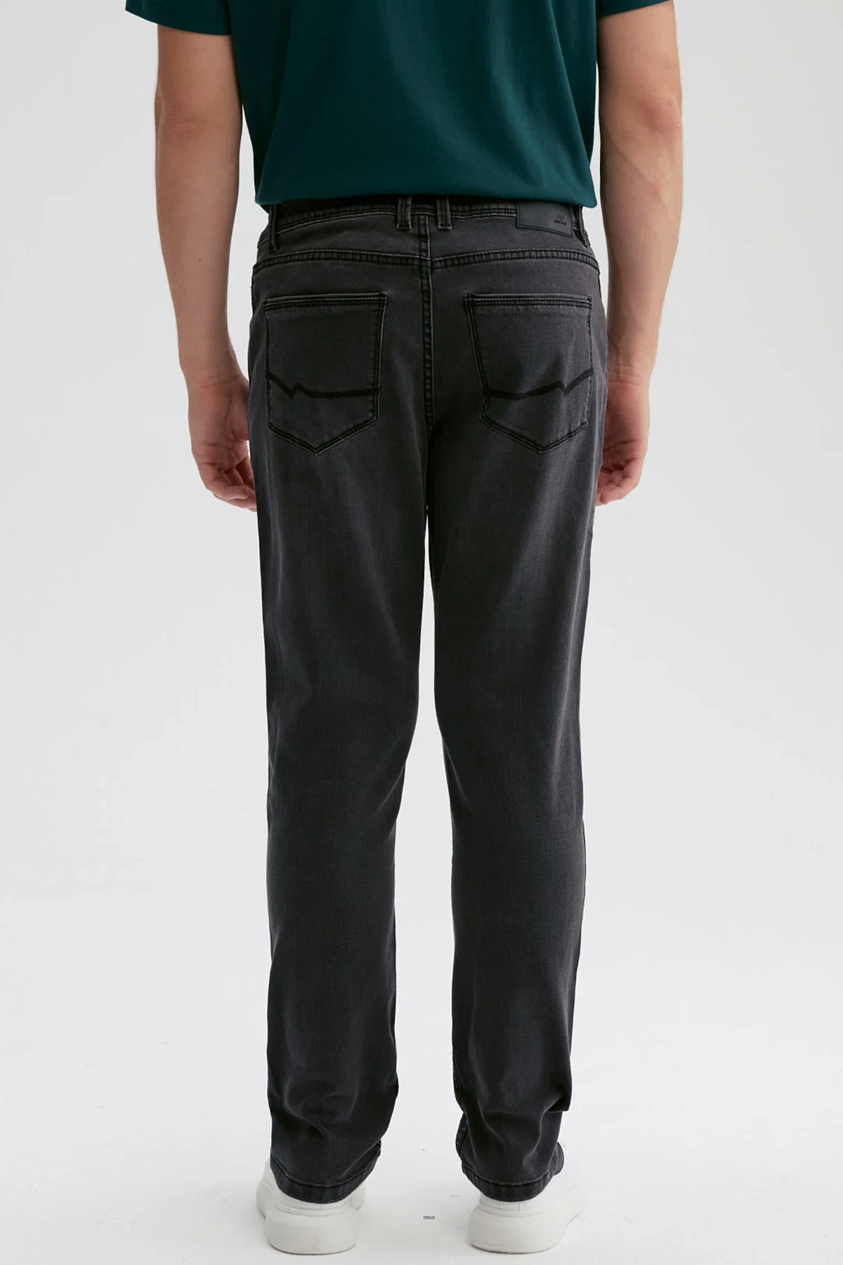 Jeans Hombre Slim 701 Gris Oscuro - Image 3