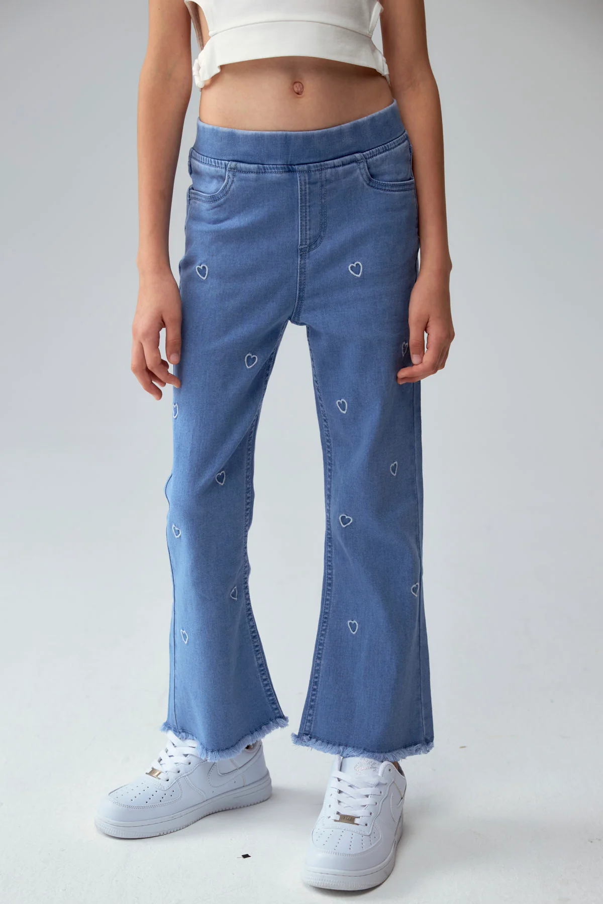Jeans Niña Calce Recto Con Corazones Azul Claro - Image 2