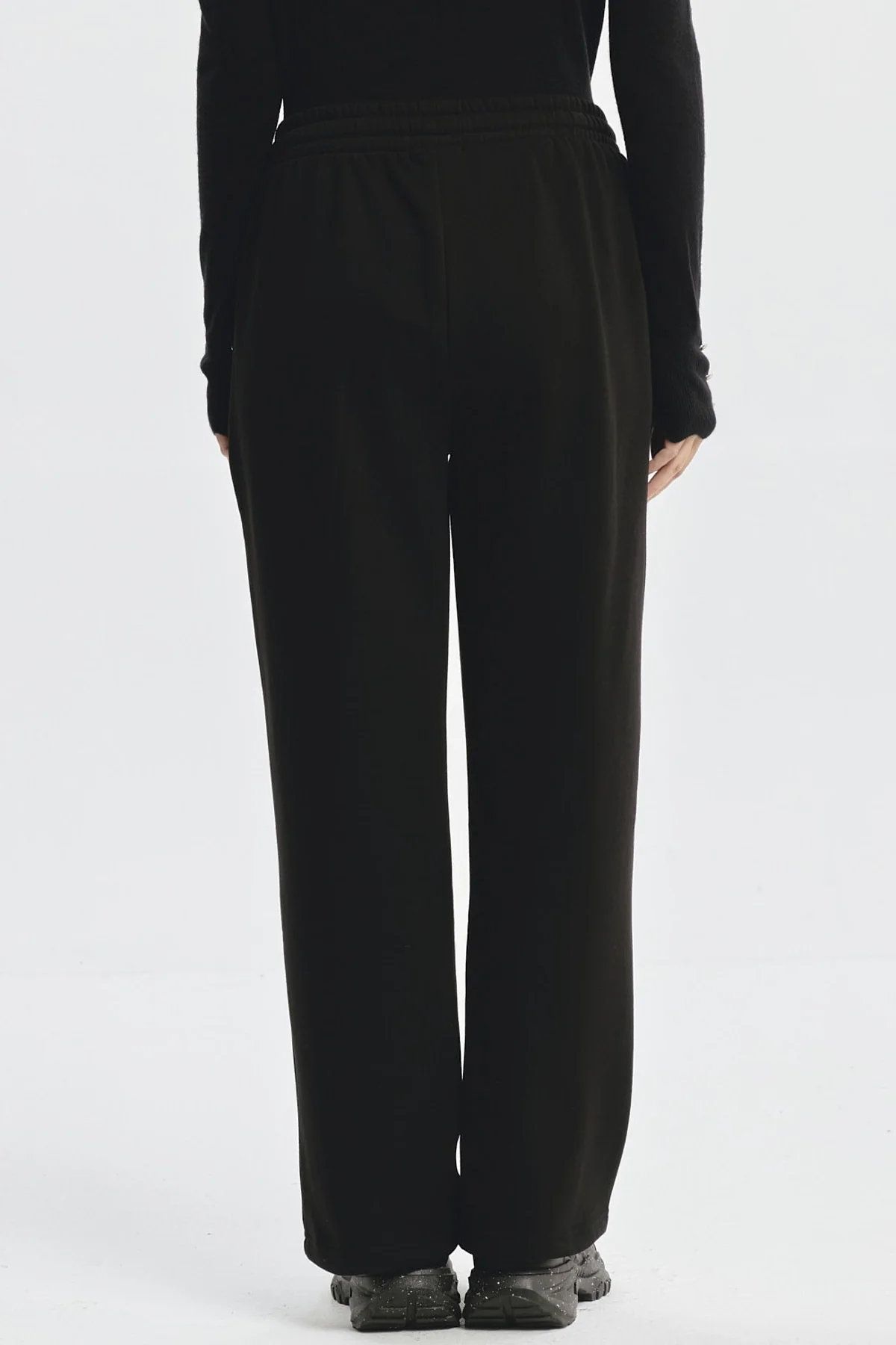 Pantalón Buzo Mujer Calce Recto Con Aplicación Negro - Image 3