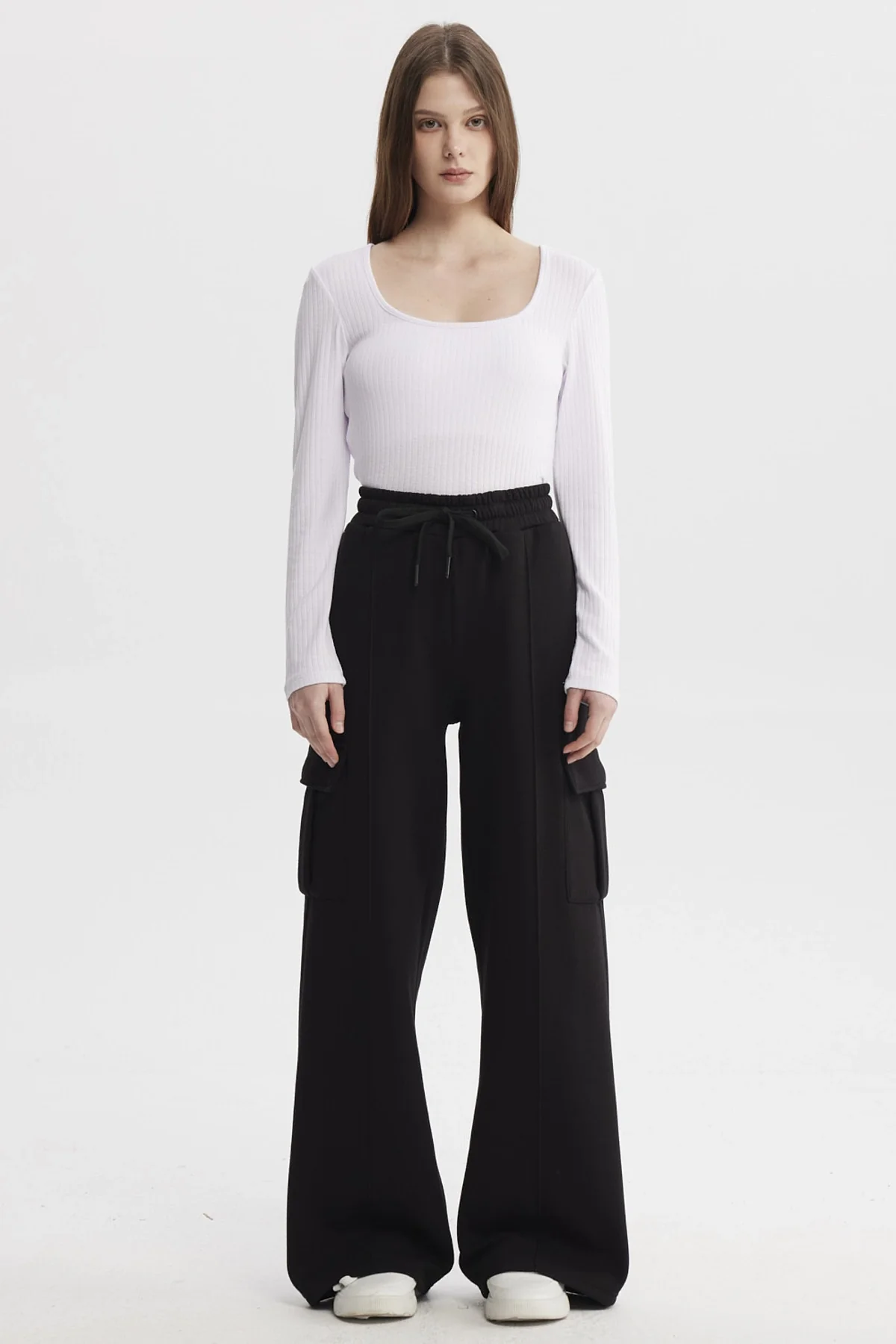 Pantalón Buzo Mujer Cargo Negro - Image 4