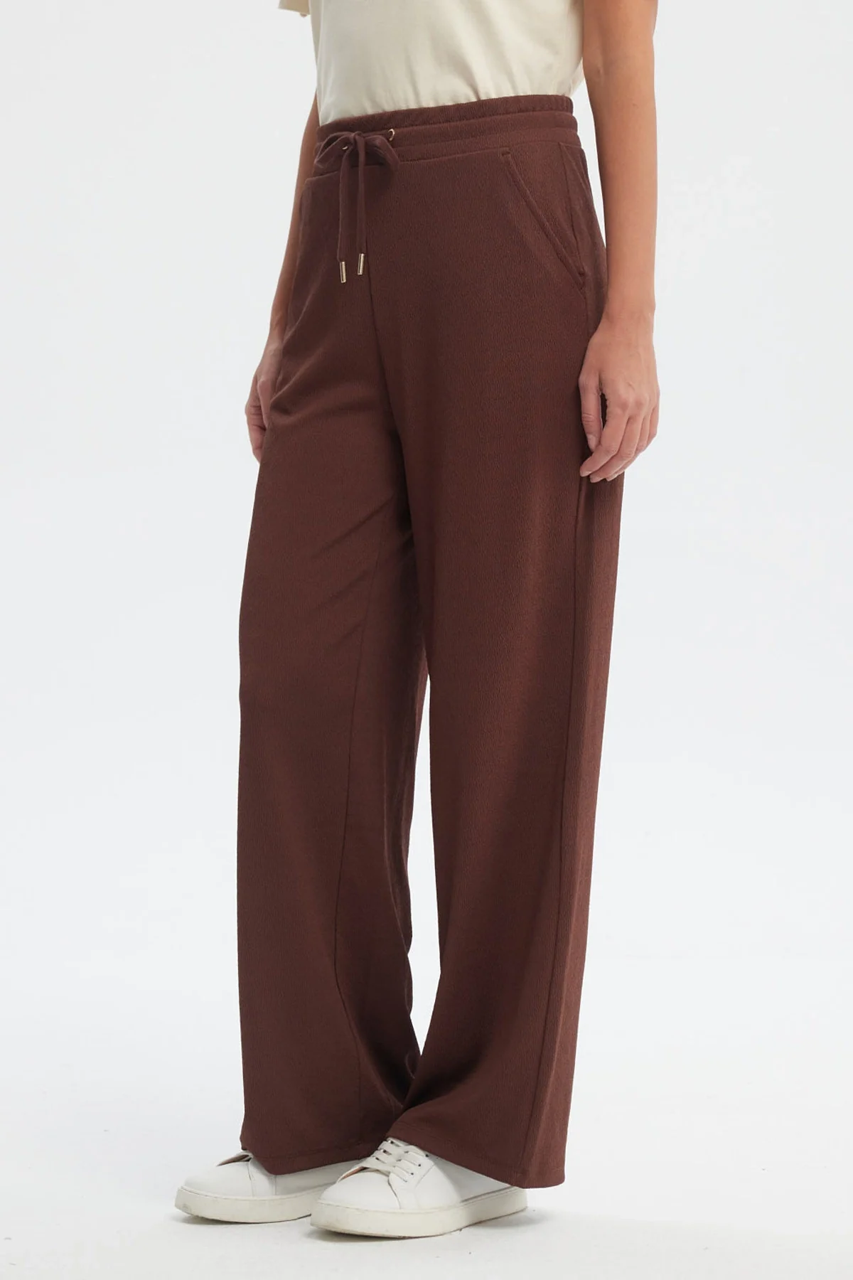Pantalón Buzo Mujer Detalles Ojetillos Café - Image 2