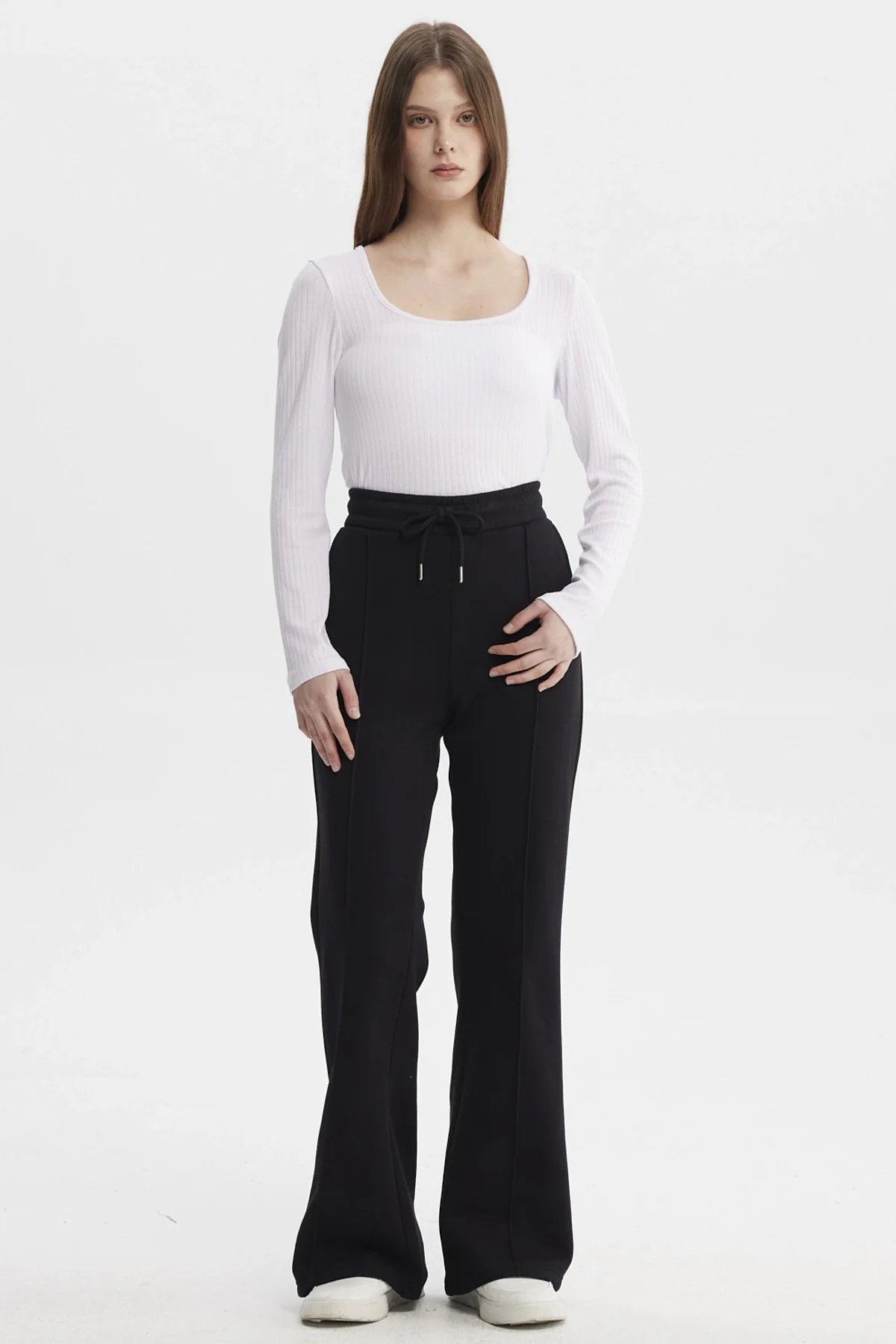 Pantalón Buzo Mujer Flare Corte Frontal Negro - Image 4