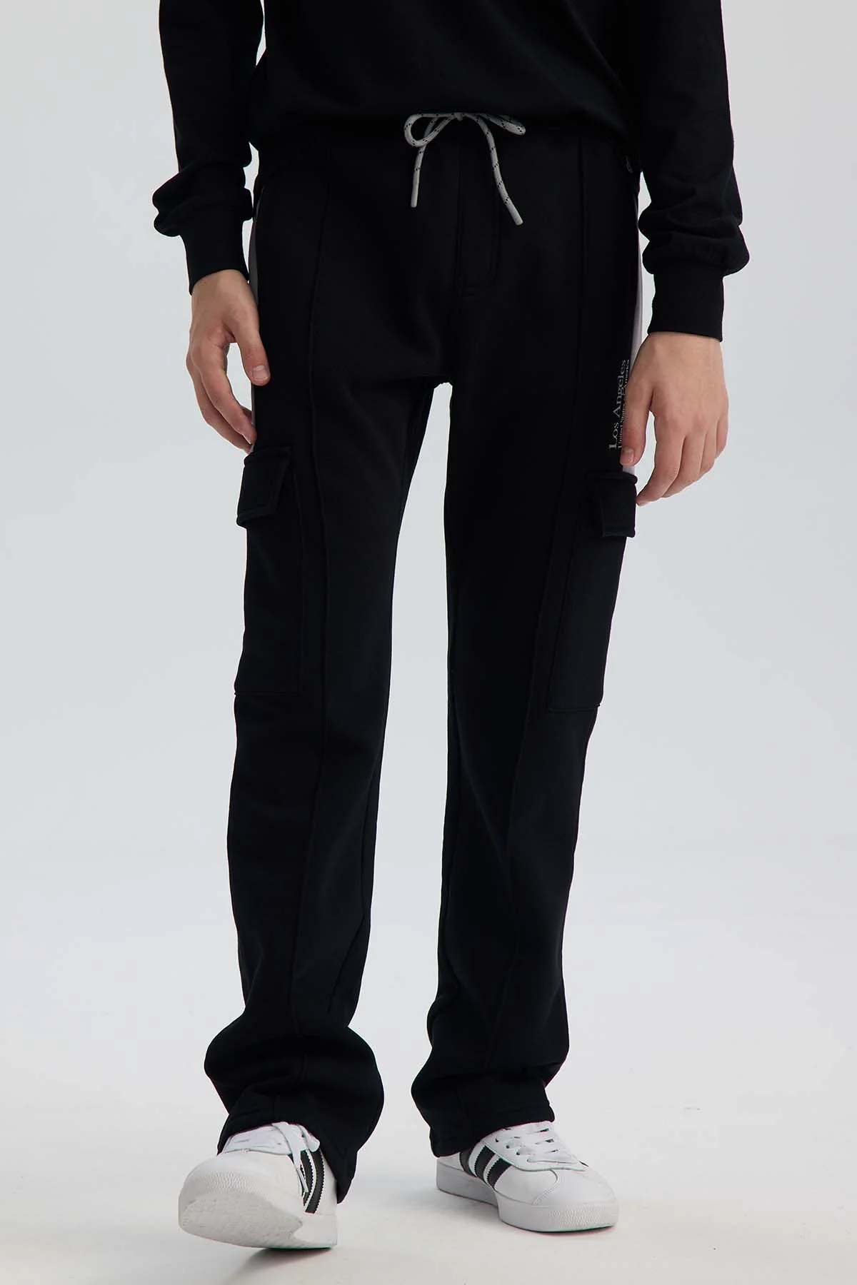 Pantalón Buzo Niño Calce Recto Con Cortes Negro