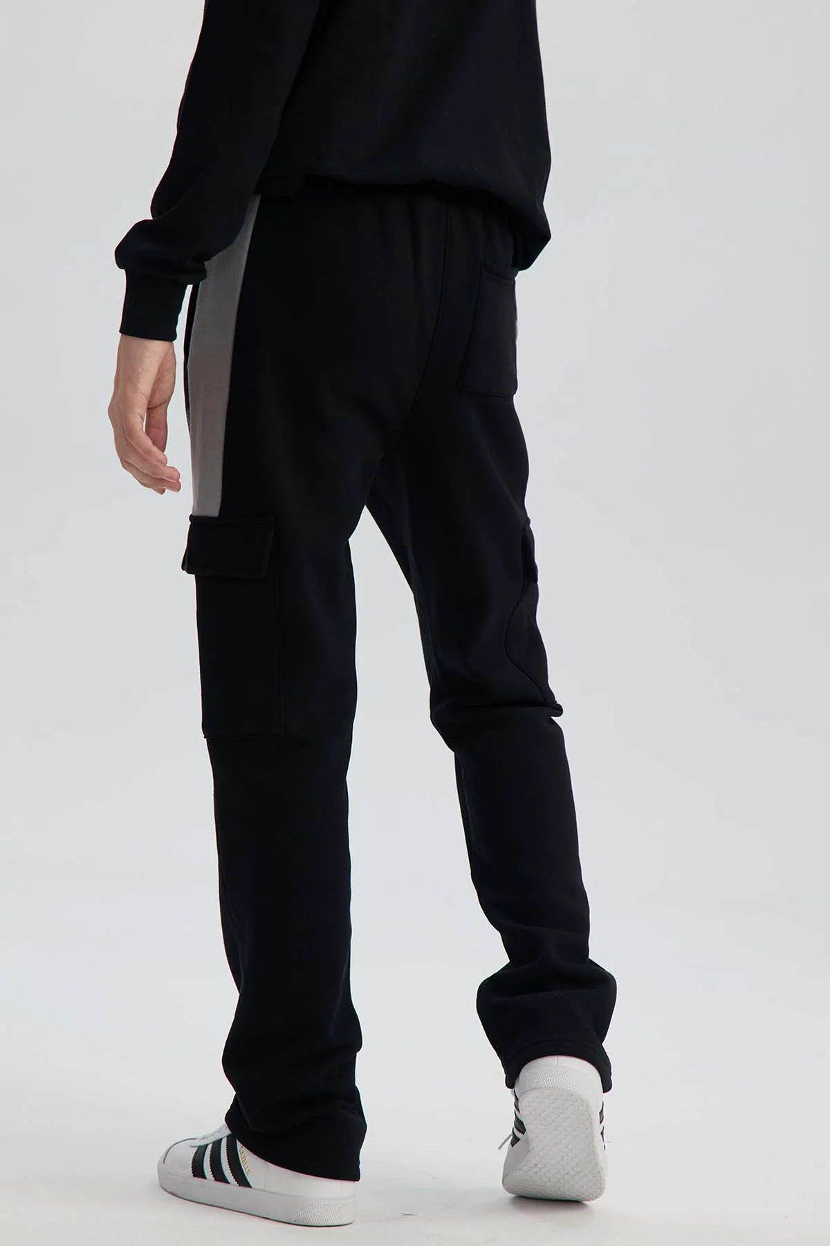 Pantalón Buzo Niño Calce Recto Con Cortes Negro - Image 3
