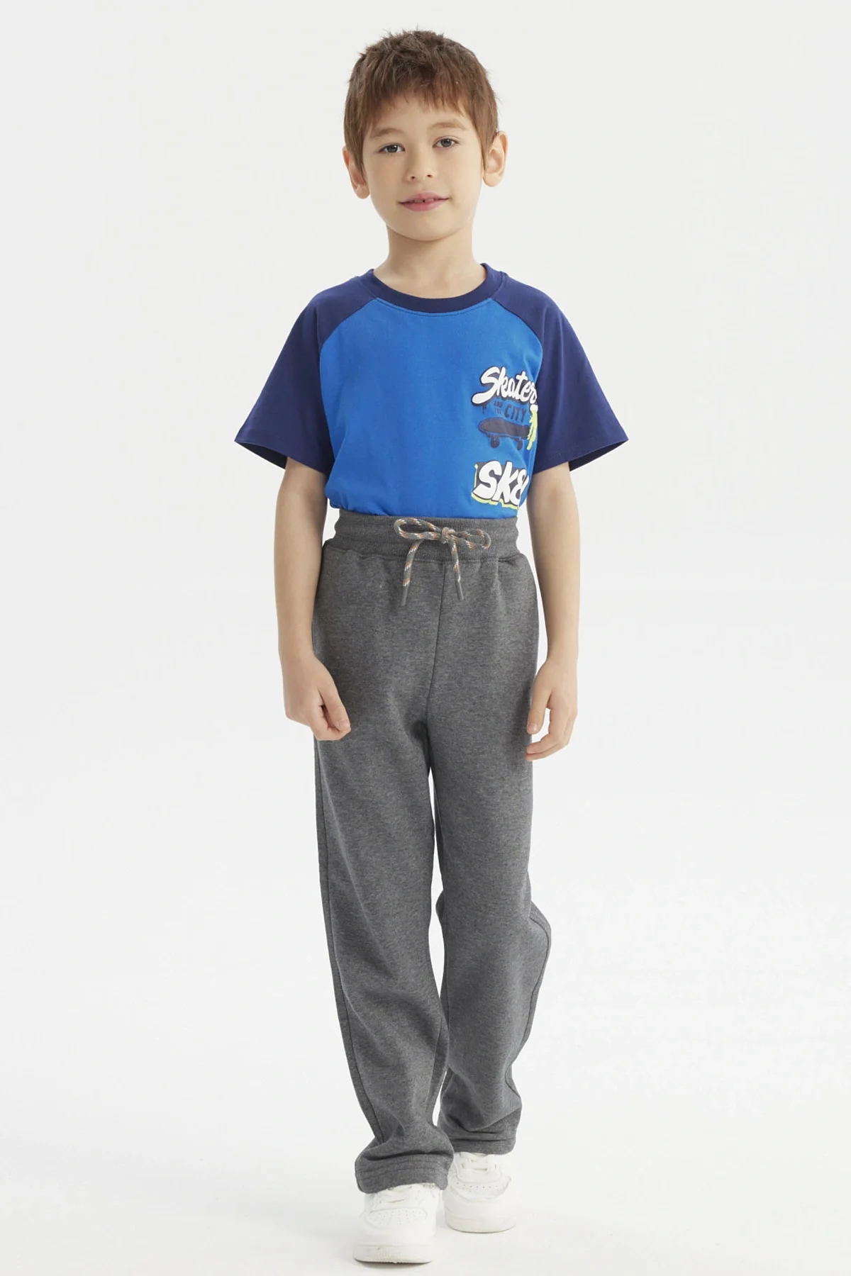 Pantalón Buzo Niño Calce Recto Gris Oscuro - Image 4
