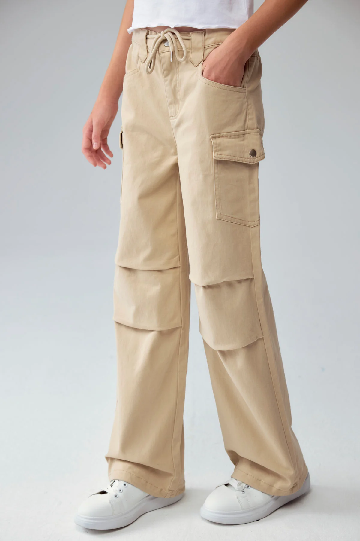 Pantalón Niña Parachute Con Bolsillo Beige - Image 2