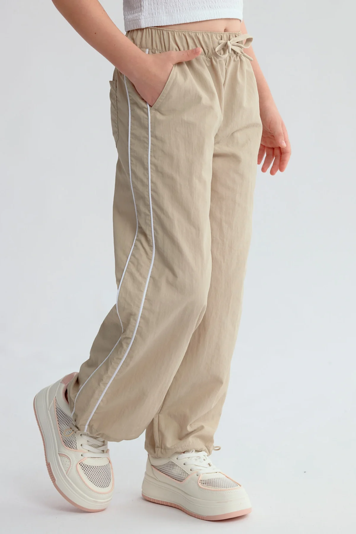 Pantalón Niña Parachute Con Piping Beige - Image 2
