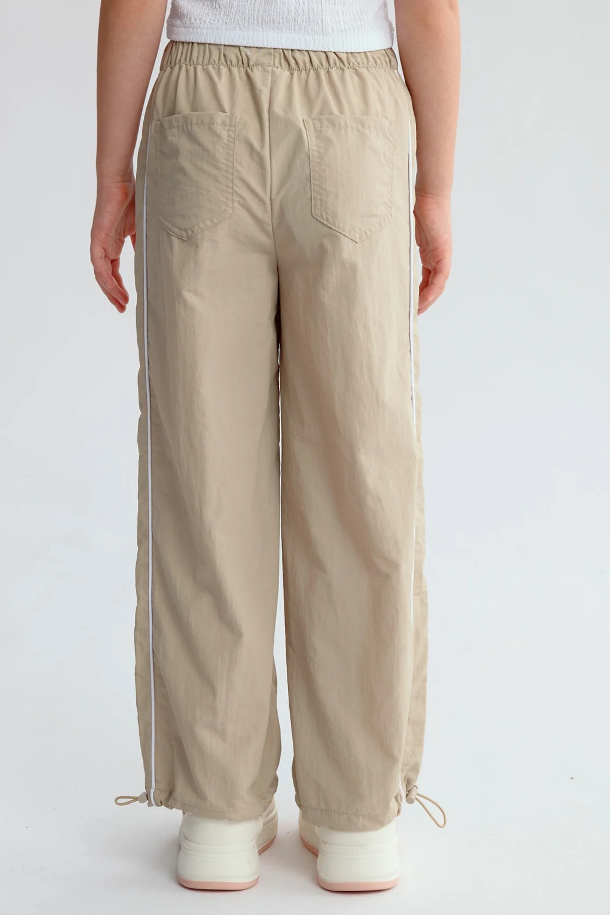 Pantalón Niña Parachute Con Piping Beige - Image 3