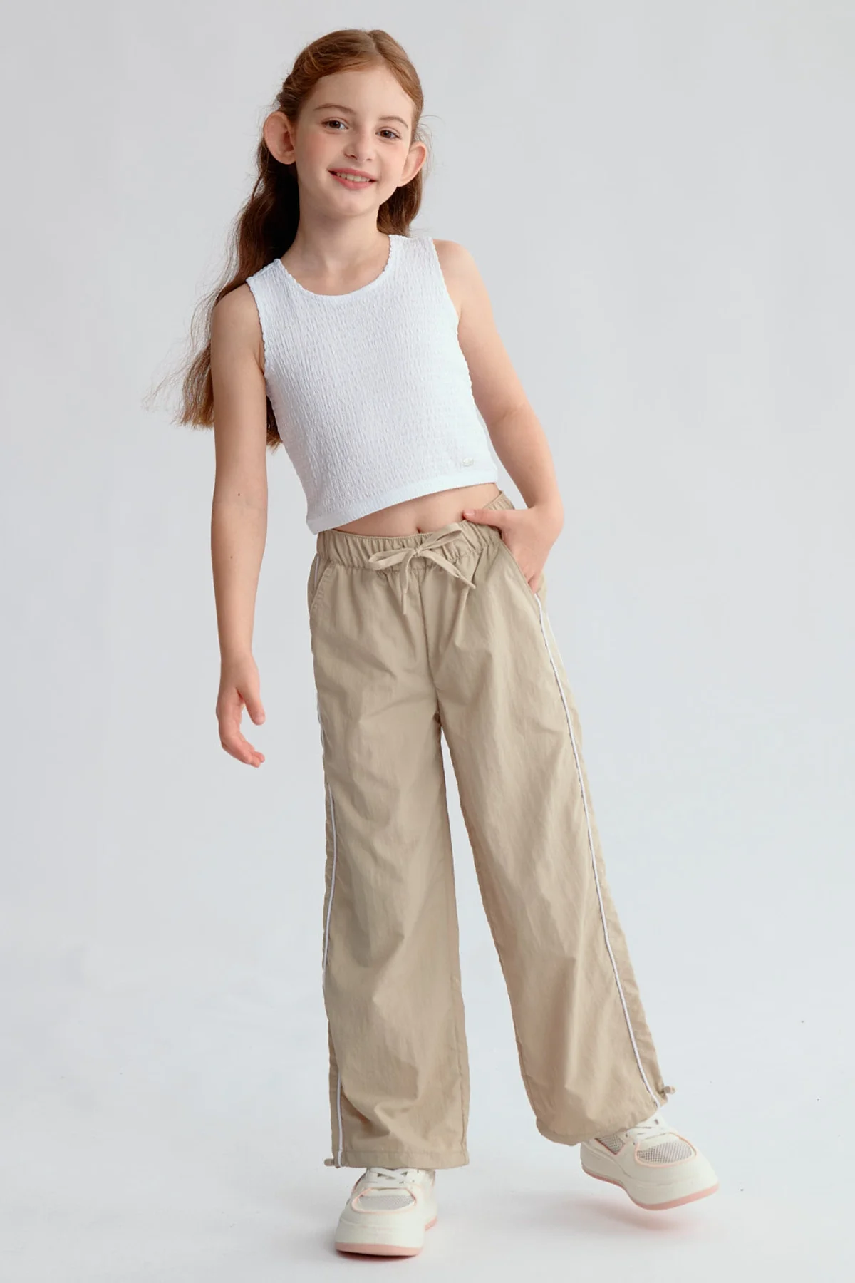 Pantalón Niña Parachute Con Piping Beige - Image 4