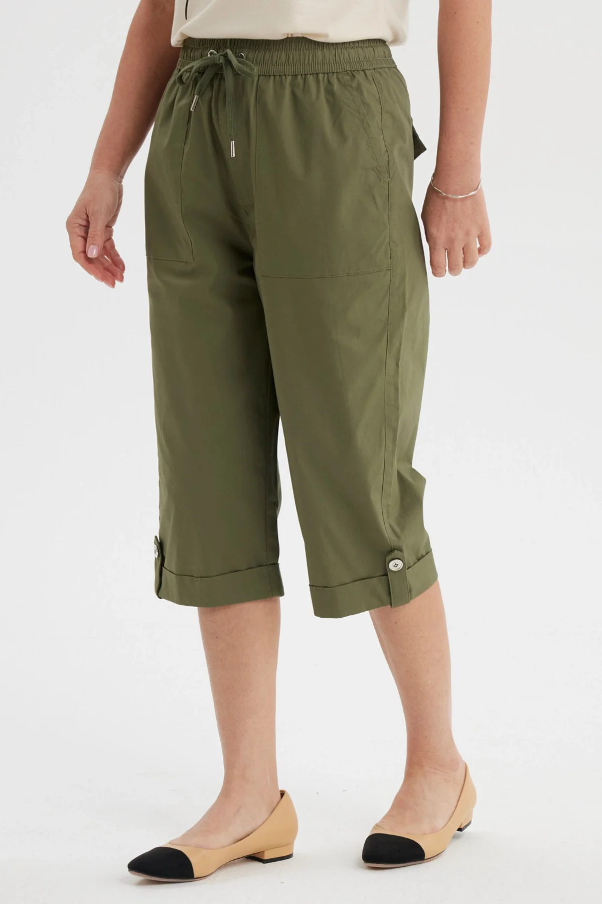 Pantalón Pescador Mujer Con Cortes Y Aperturas Verde Olivo - Image 2