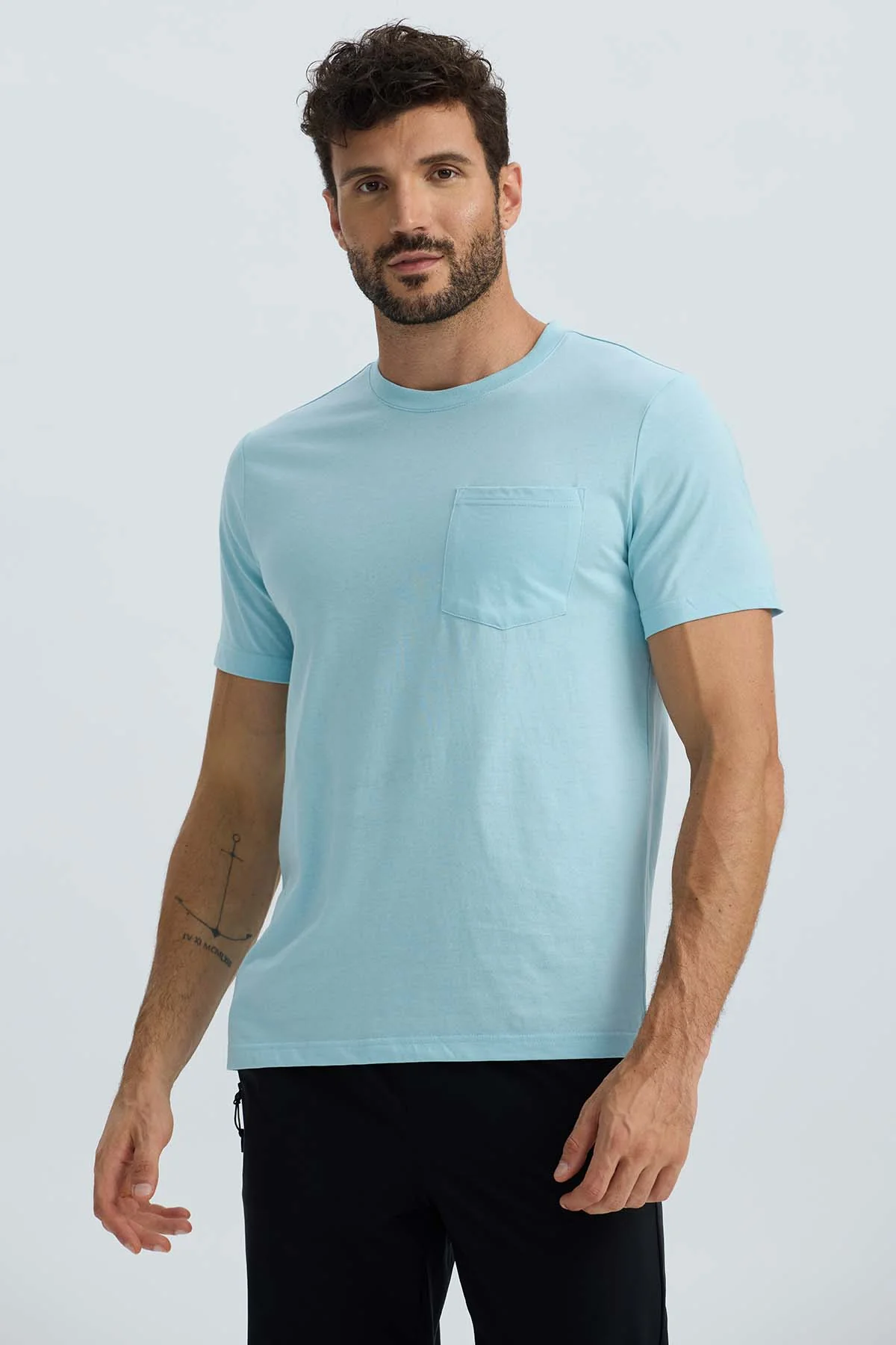 Polera Hombre Básica Con Bolsillo Celeste - Image 2