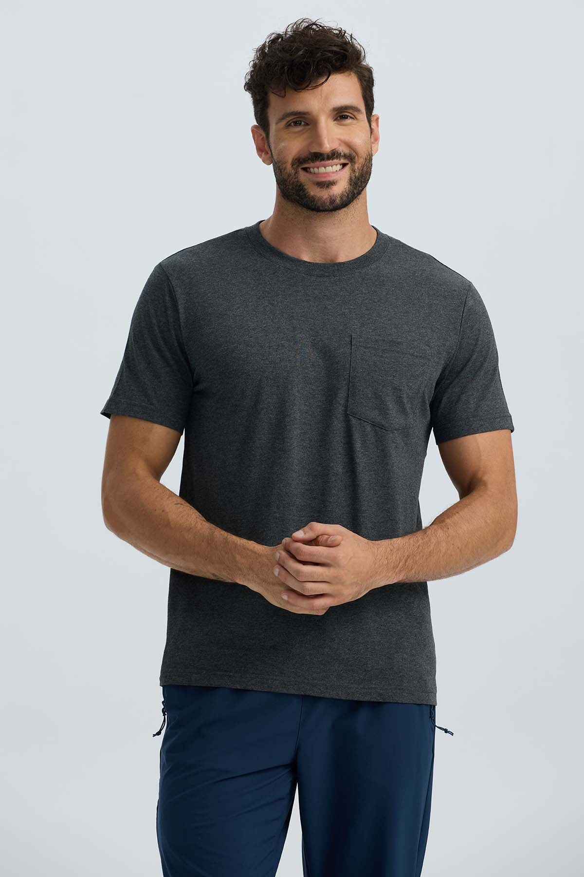 Polera Hombre Básica Con Bolsillo Gris Oscuro - Image 2