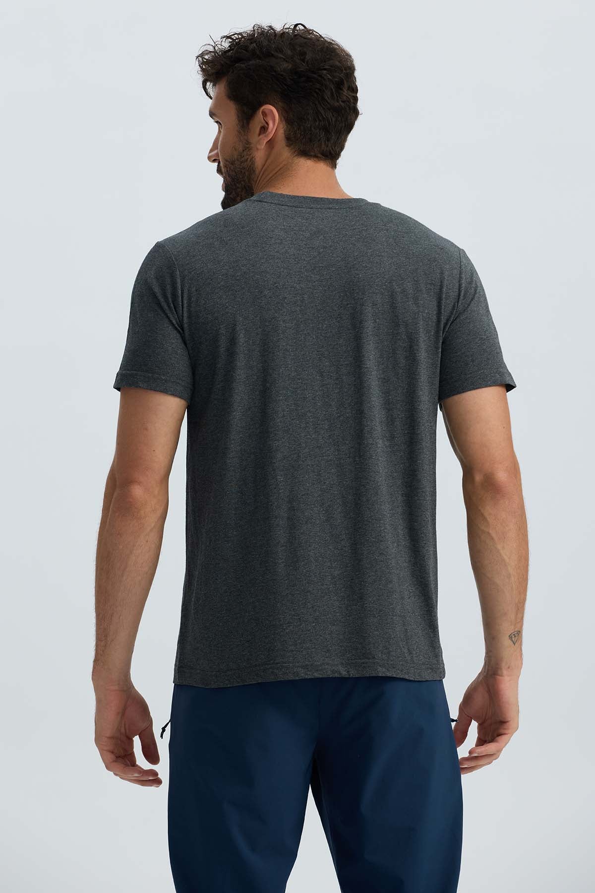 Polera Hombre Básica Con Bolsillo Gris Oscuro - Image 3