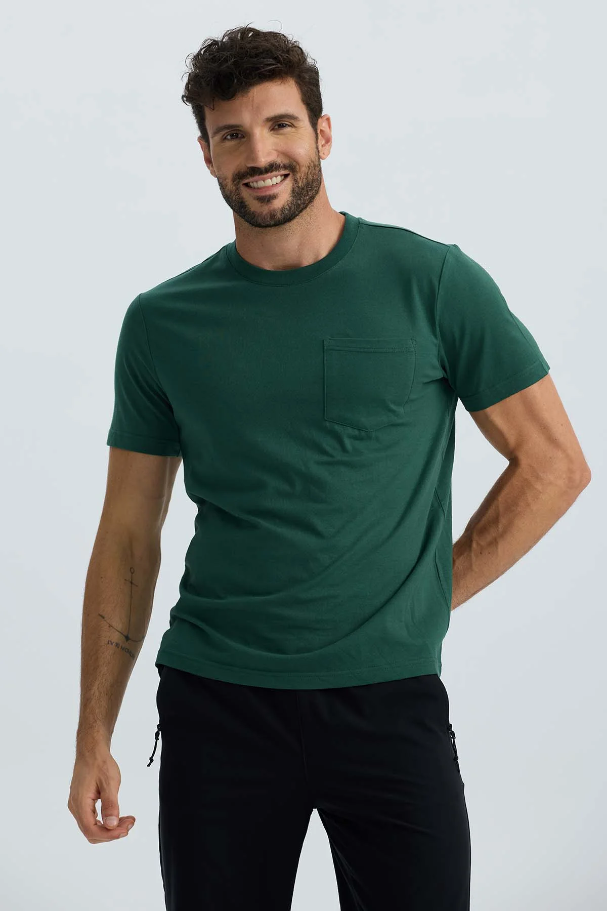 Polera Hombre Básica Con Bolsillo Verde Olivo - Image 2