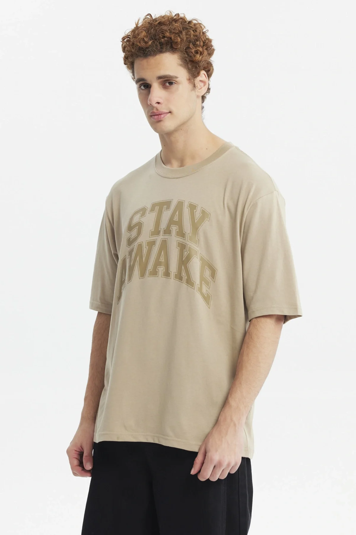 Polera Hombre Oversize Estampada Beige Oscuro - Image 2