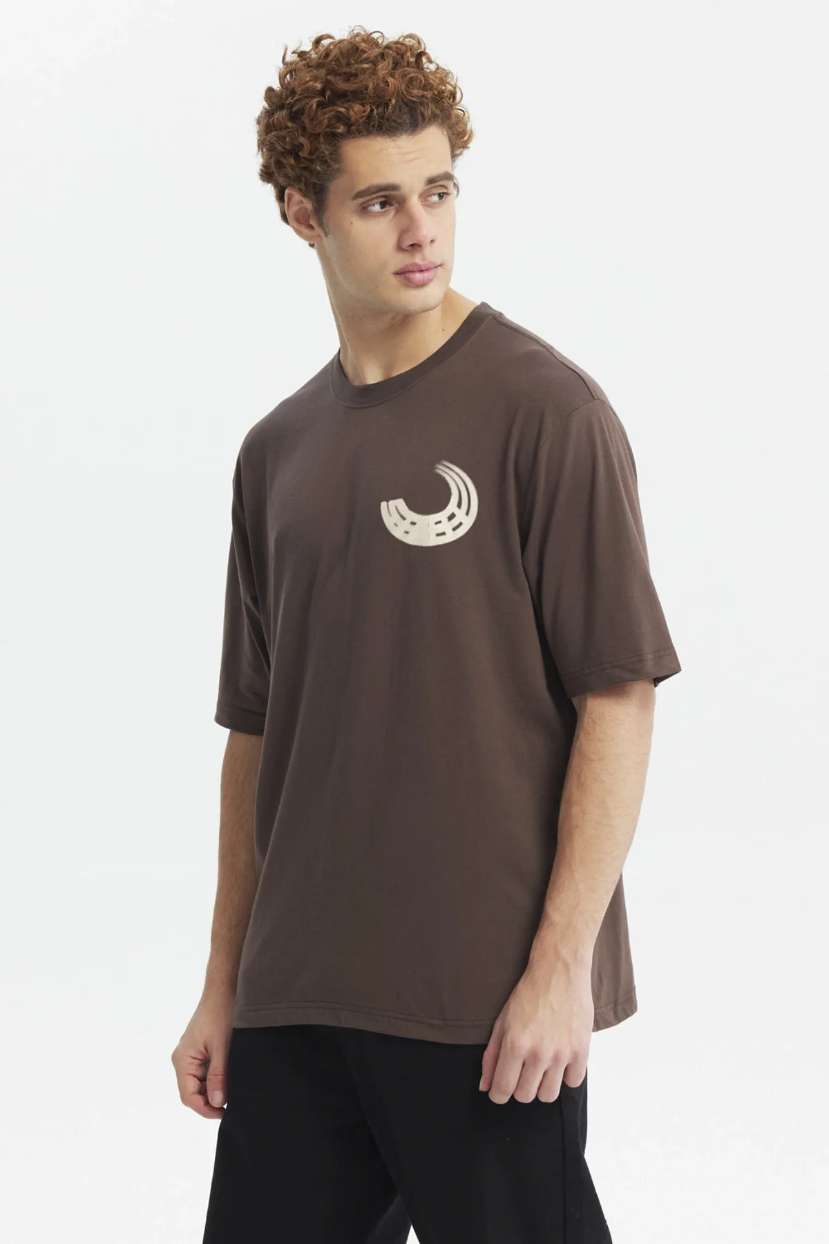 Polera Hombre Oversize Print Chocolate - Image 2