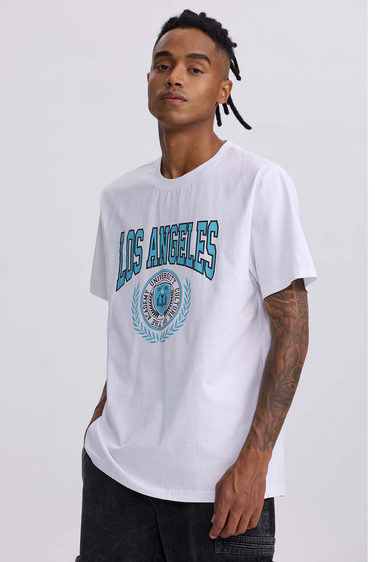 Polera Hombre Print College Blanco - Image 2