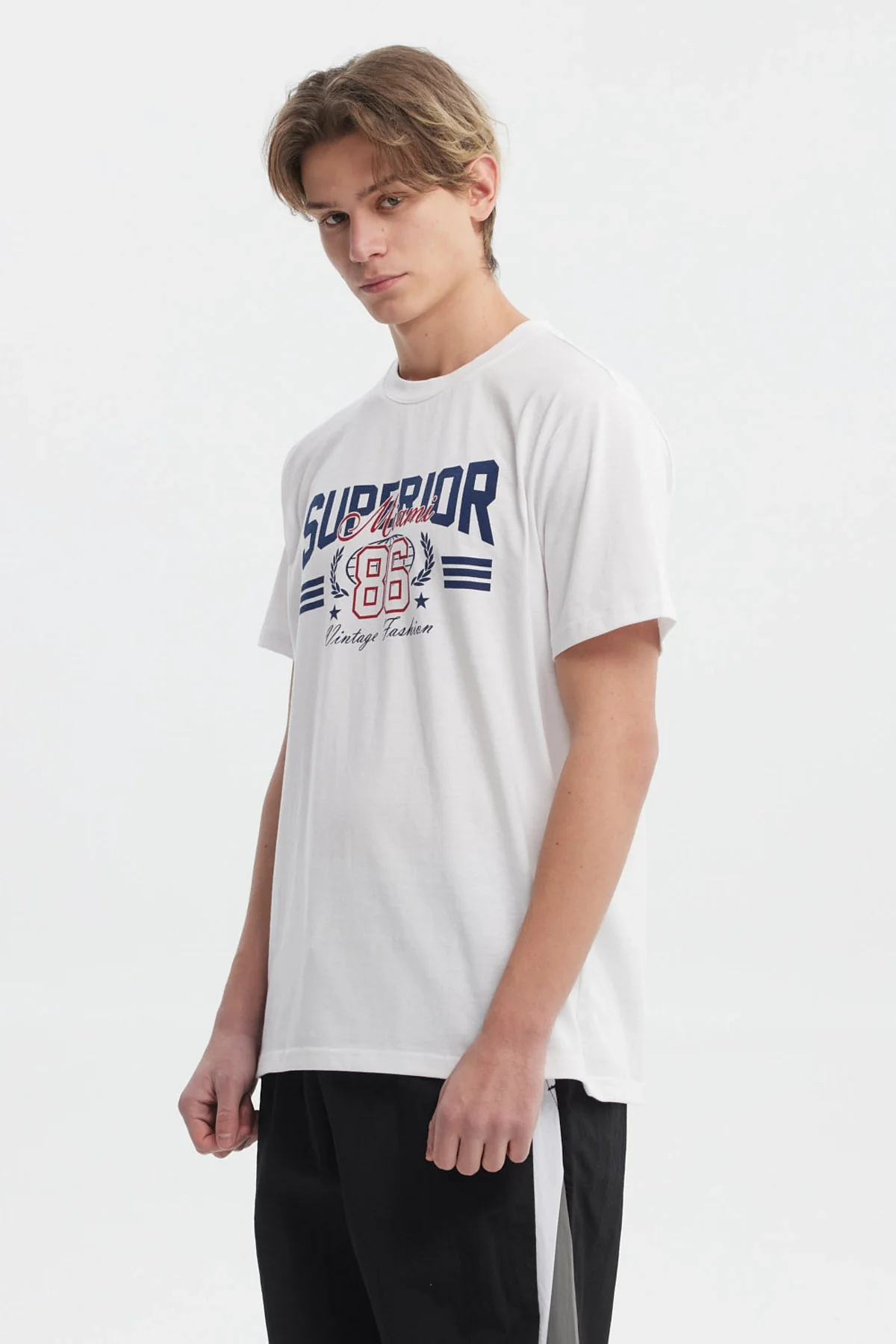 Polera Hombre Regular Fit Print College Blanco - Image 2