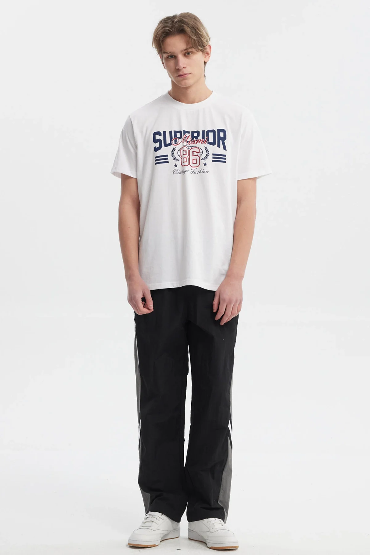 Polera Hombre Regular Fit Print College Blanco - Image 4