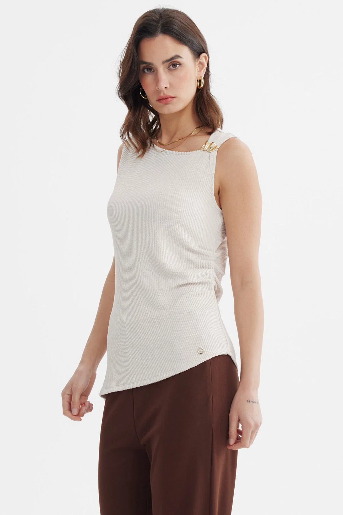Polera Mujer Ajustada Sin Mangas Arena - Image 2