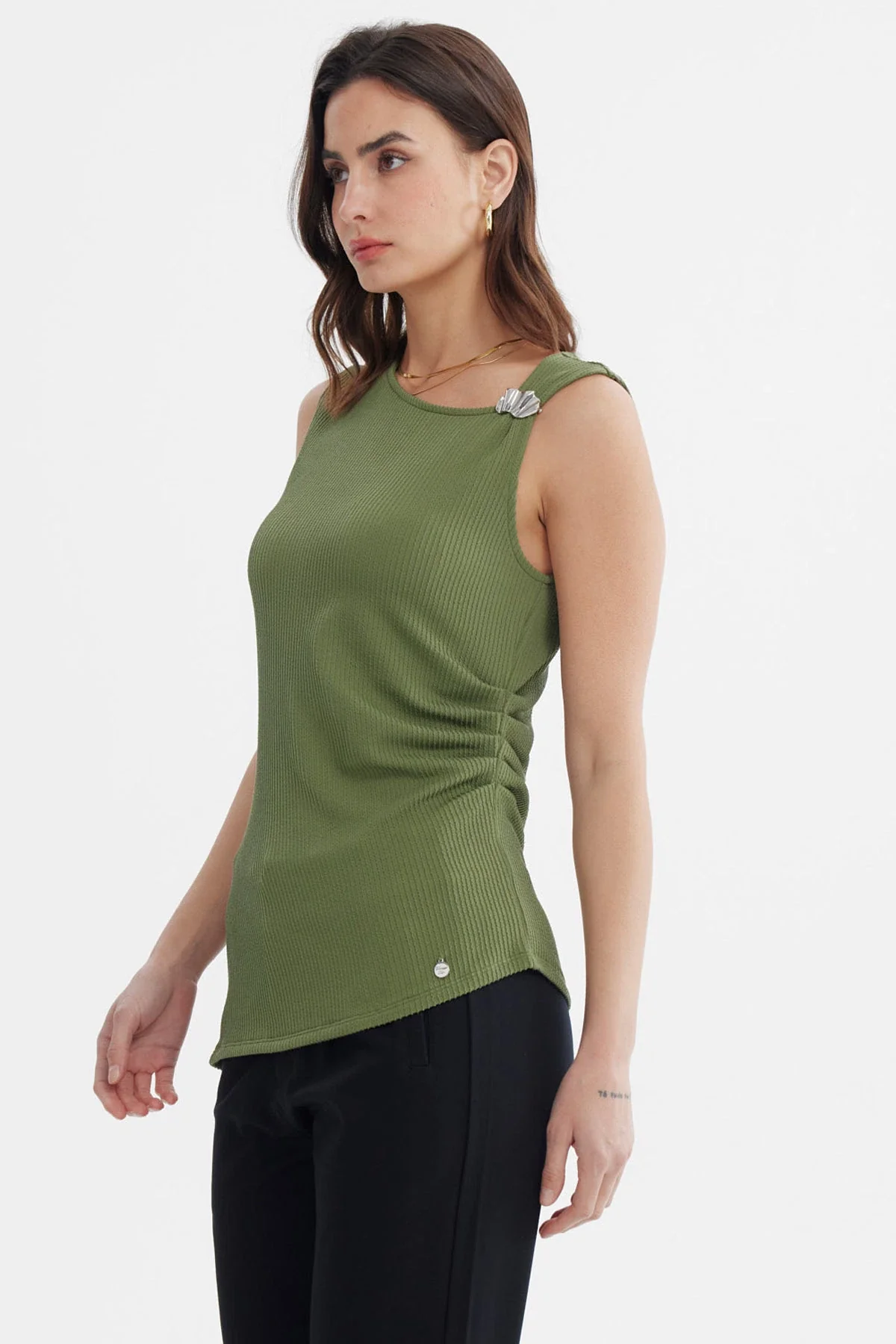 Polera Mujer Ajustada Sin Mangas Verde Olivo - Image 2