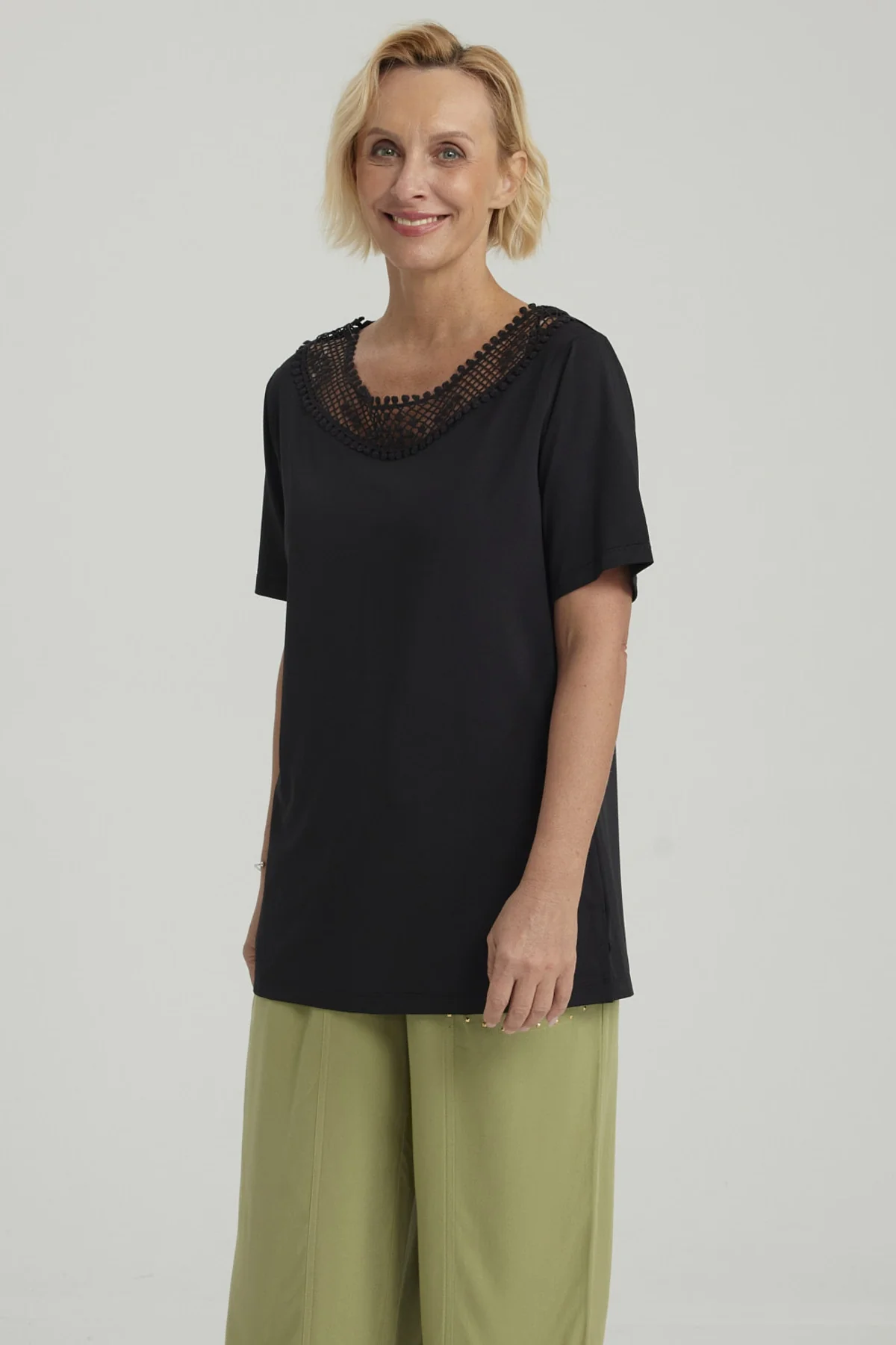 Polera Mujer Aplicación Cuello Negro - Image 2