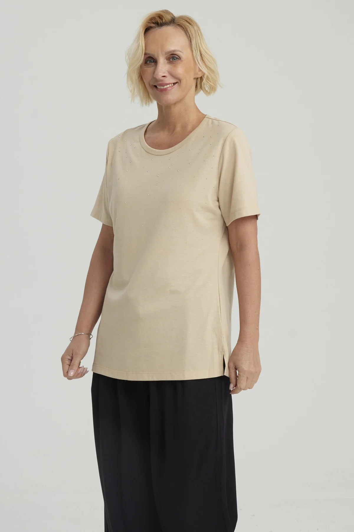Polera Mujer Con Tachas Beige Oscuro - Image 2