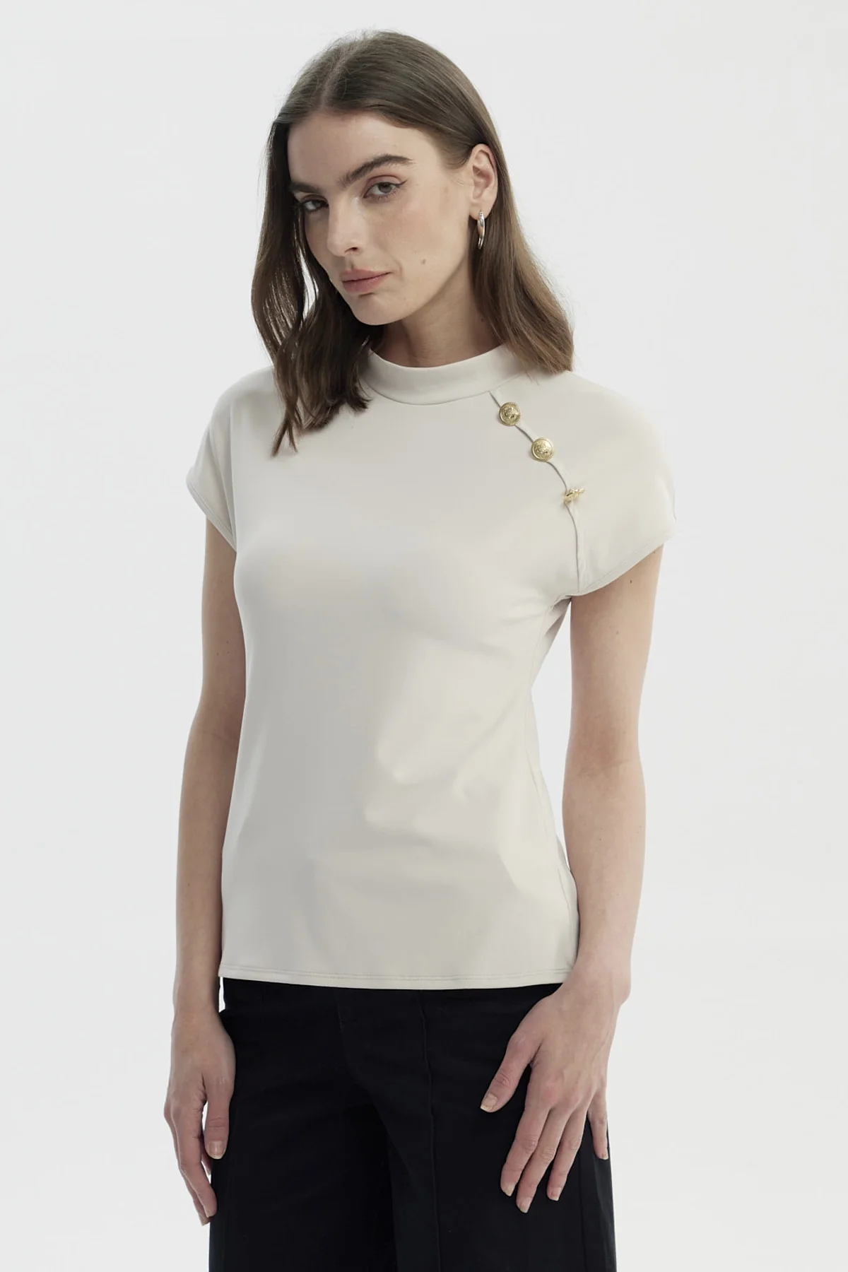 Polera Mujer Cuello Alto Con Aplicación Arena - Image 2