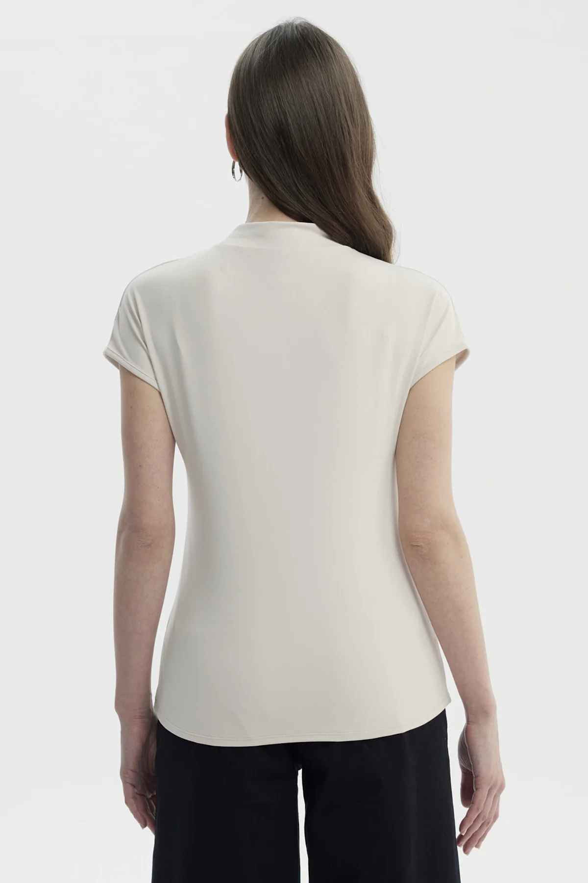 Polera Mujer Cuello Alto Con Aplicación Arena - Image 3