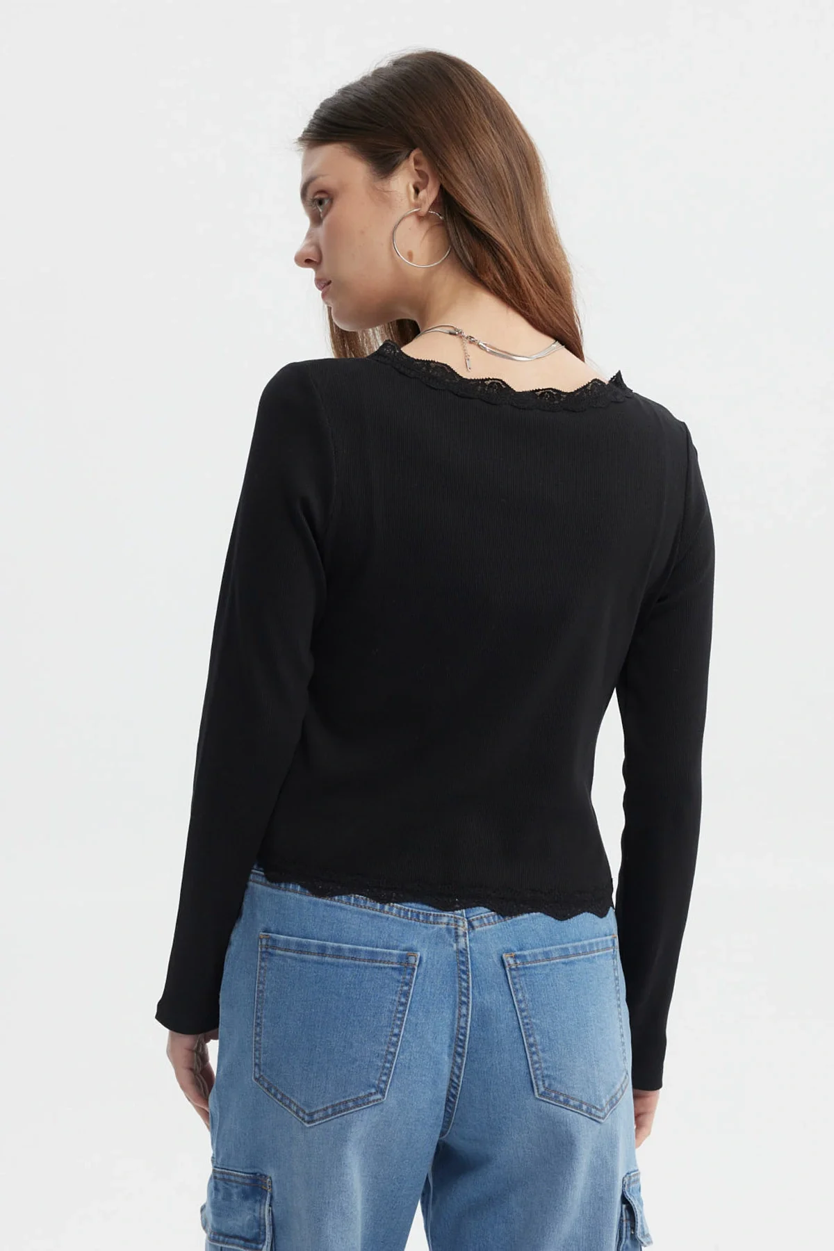 Polera Mujer Cuello Cv Encaje Rulet En Puño Negro - Image 3
