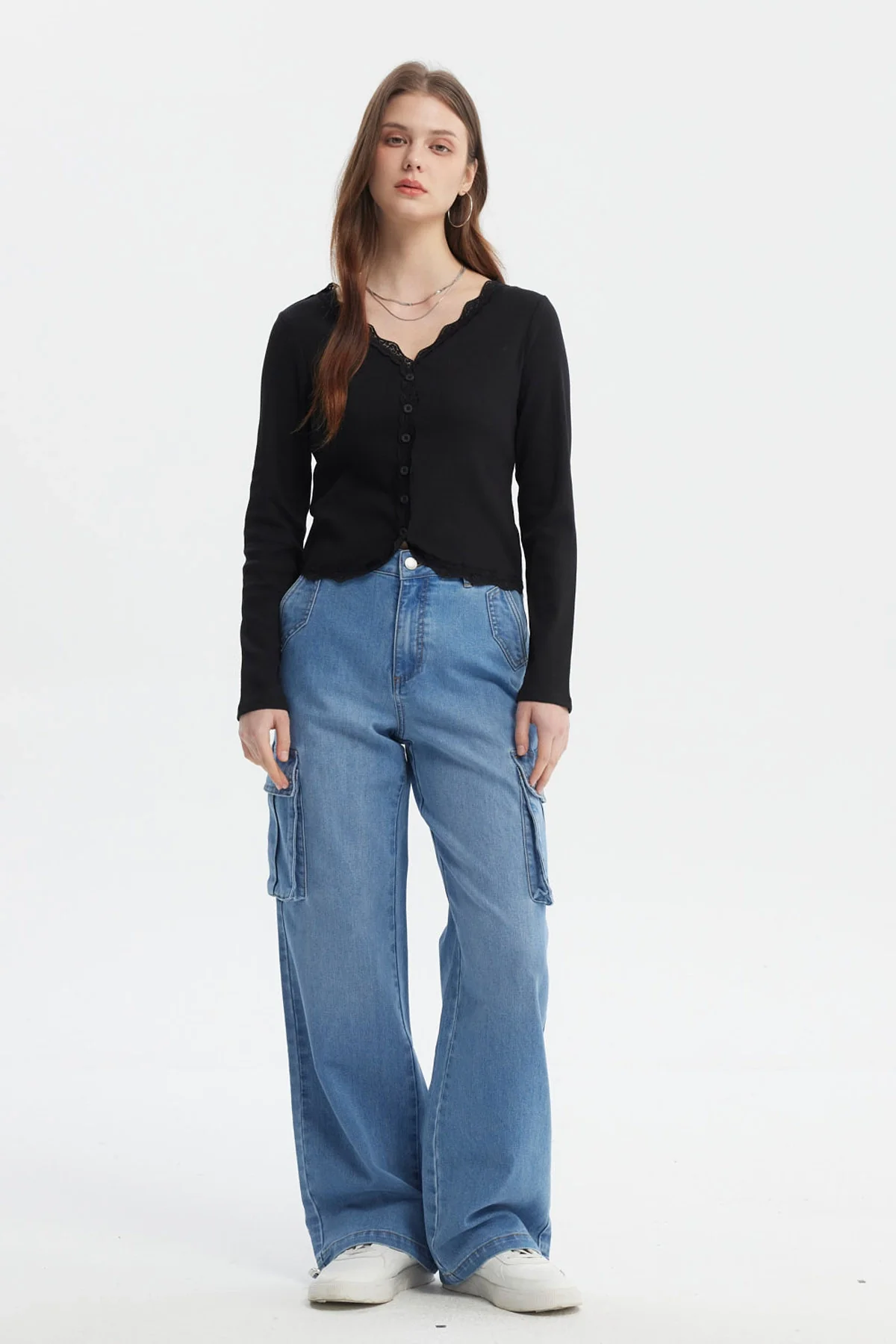 Polera Mujer Cuello Cv Encaje Rulet En Puño Negro - Image 4