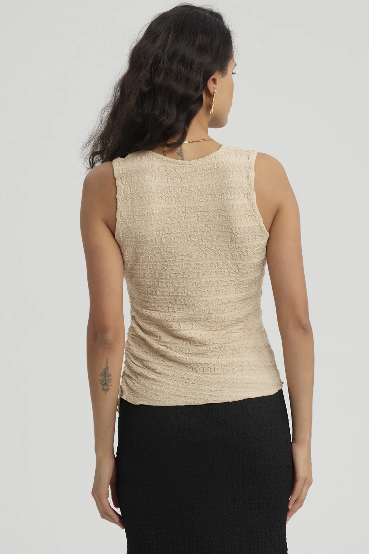 Polera Mujer Recogido Beige Oscuro - Image 3