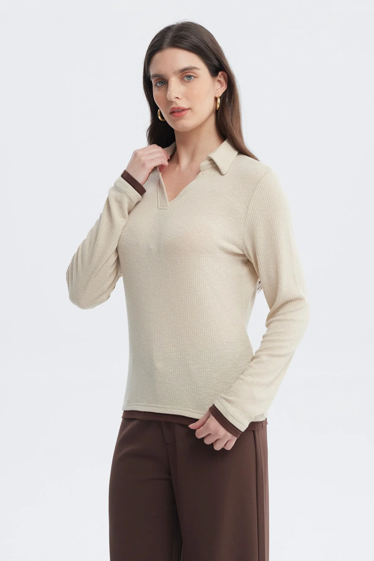 Polera Mujer Slim Cuello Camisero Arena - Image 2