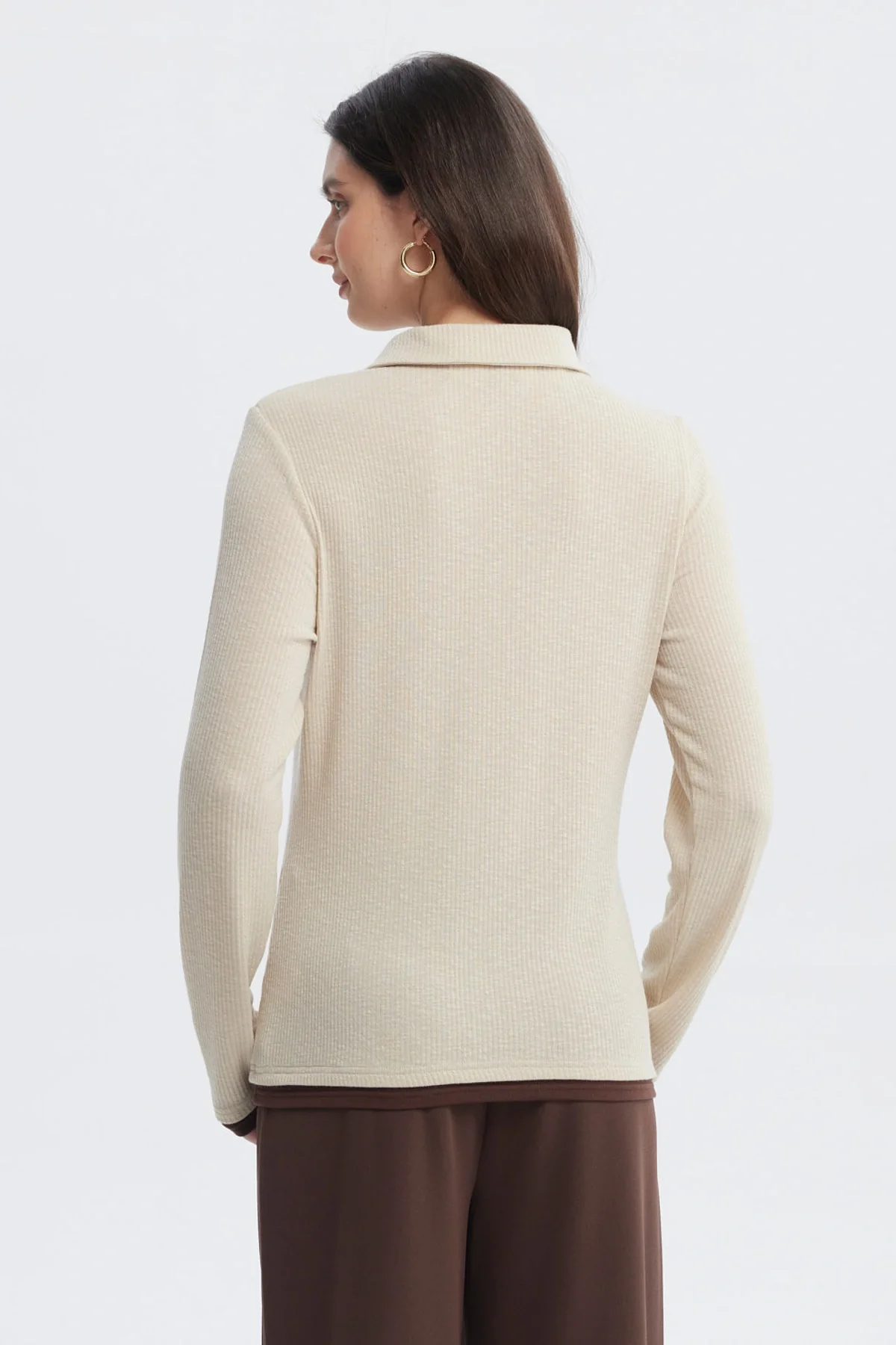 Polera Mujer Slim Cuello Camisero Arena - Image 3
