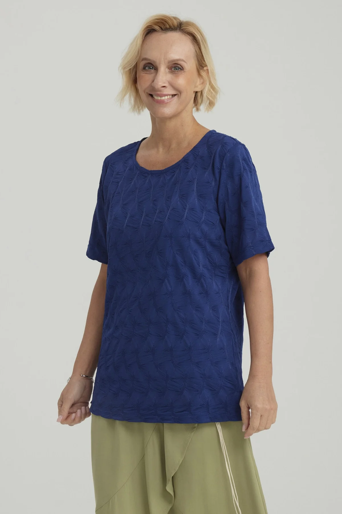 Polera Mujer Texturizada Azul Oscuro - Image 2
