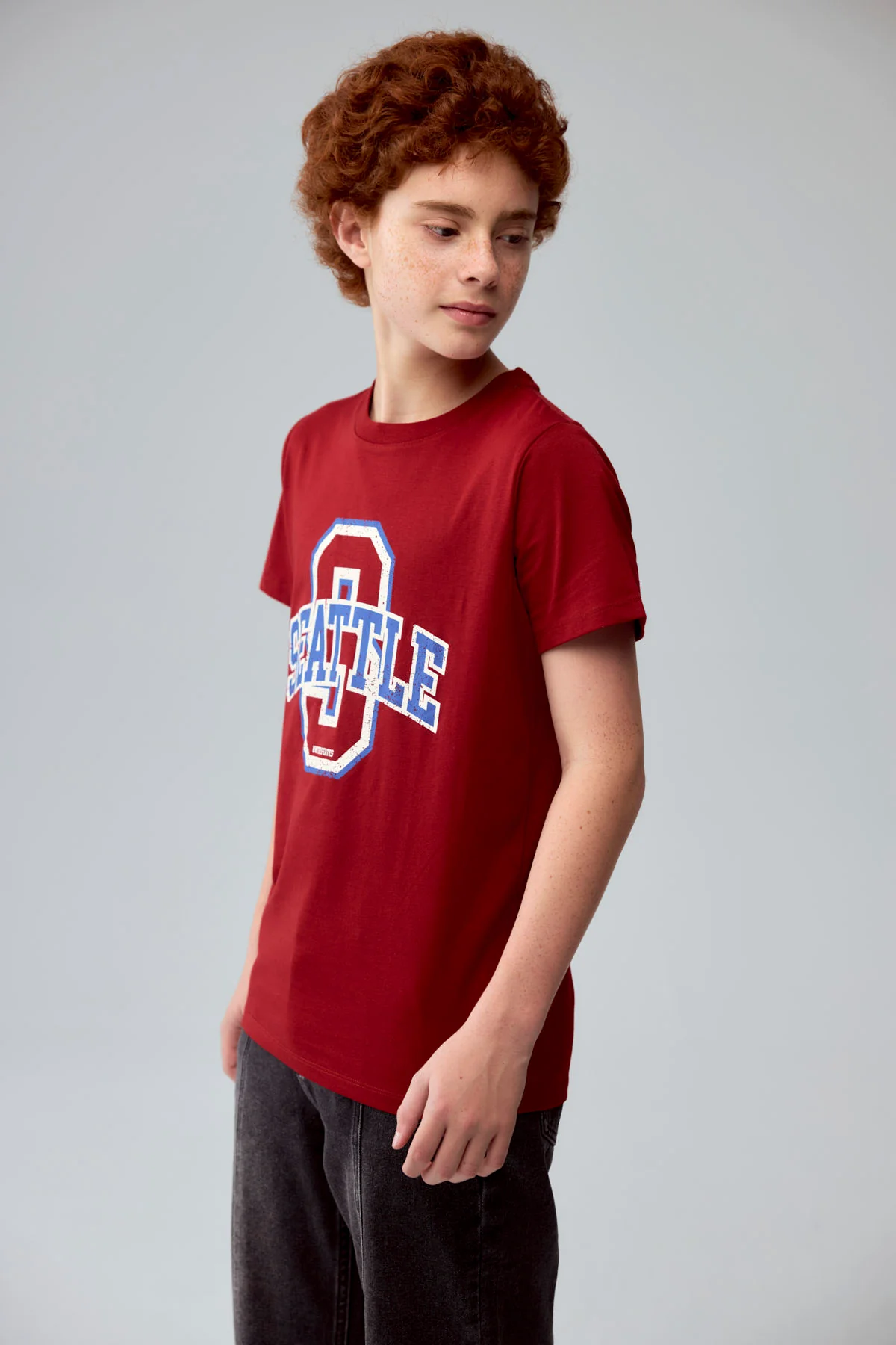 Polera Niño Básica Estampada Burdeo - Image 2