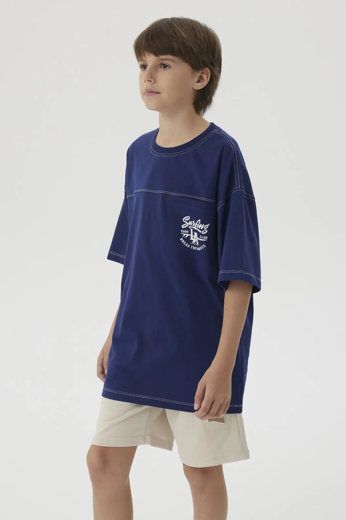 Polera Niño Bolsillo Print Azul Oscuro - Image 2
