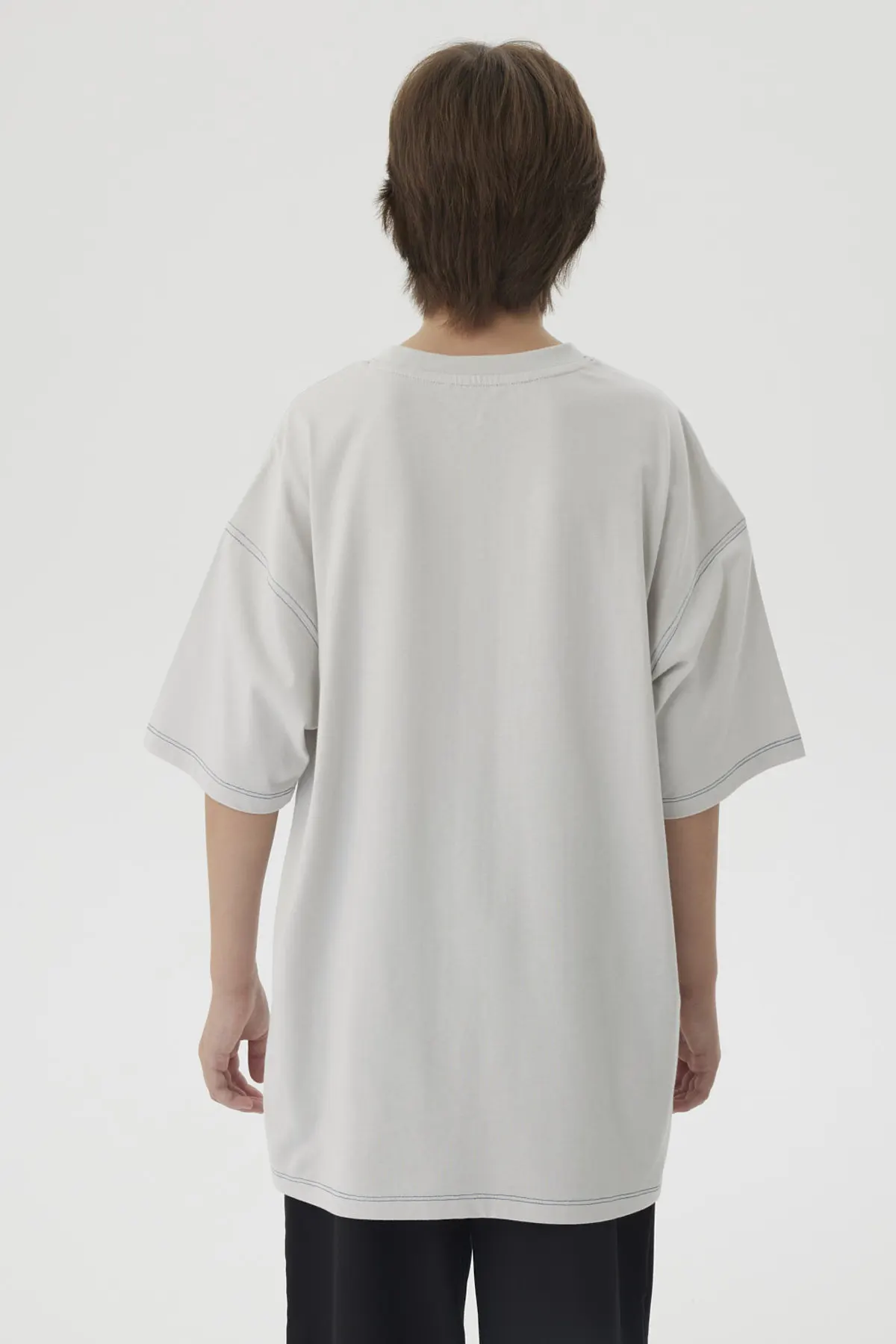 Polera Niño Bolsillo Print Gris - Image 3