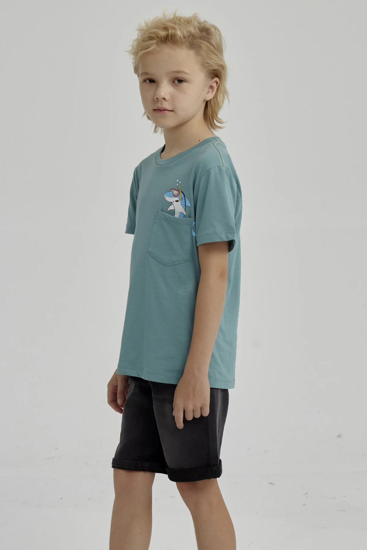 Polera Niño Bolsillo Print Verde - Image 2
