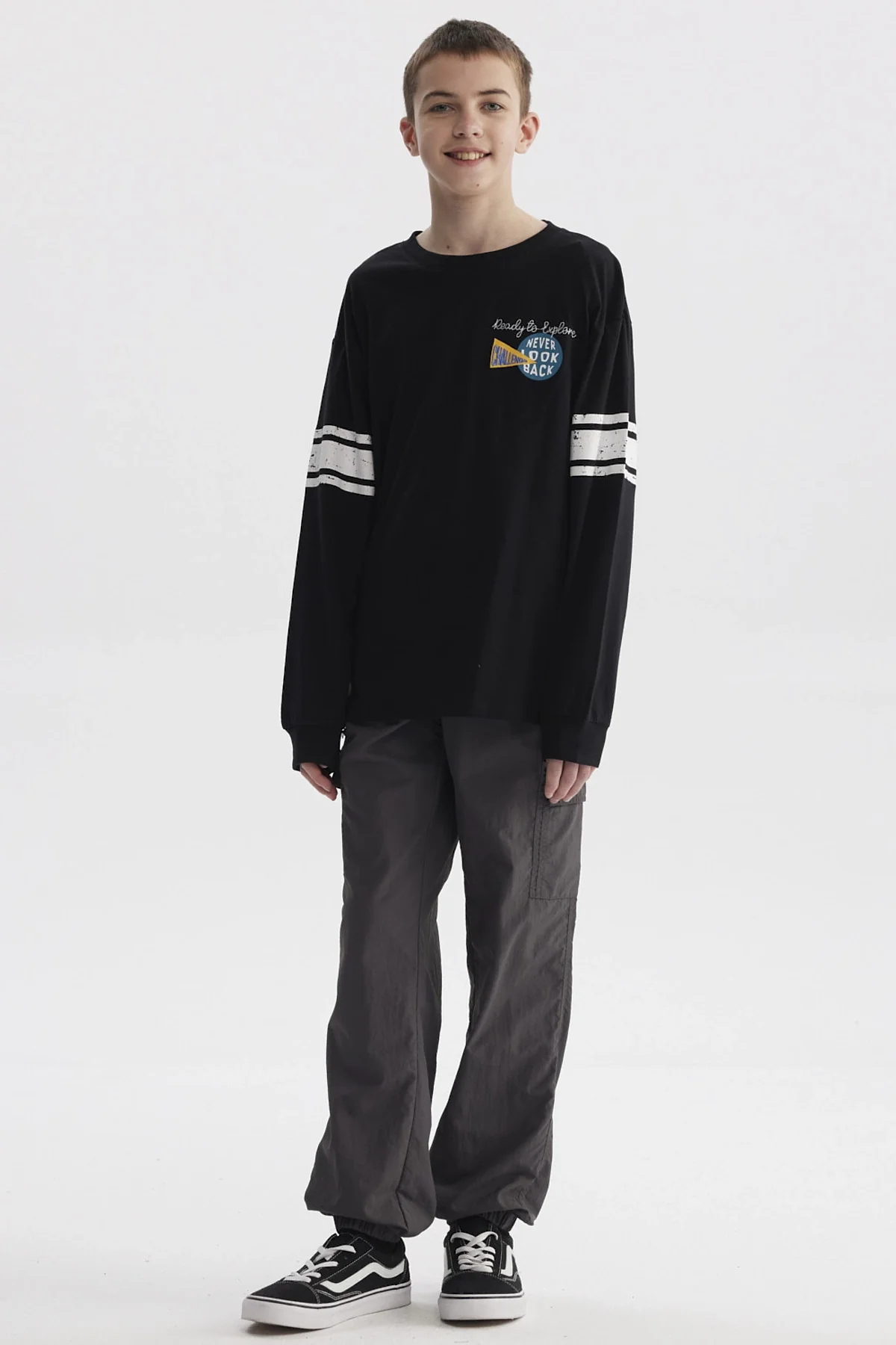 Polera Niño College Con Franjas Negro - Image 4