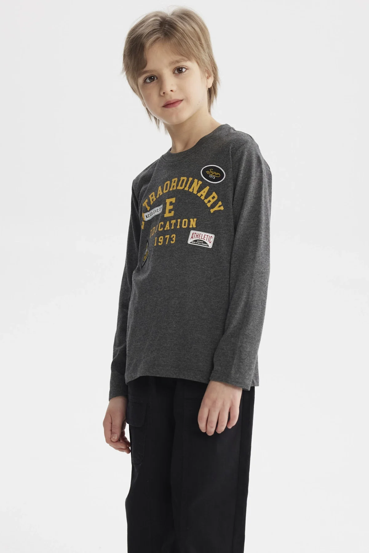 Polera Niño College Con Parches Gris - Image 2