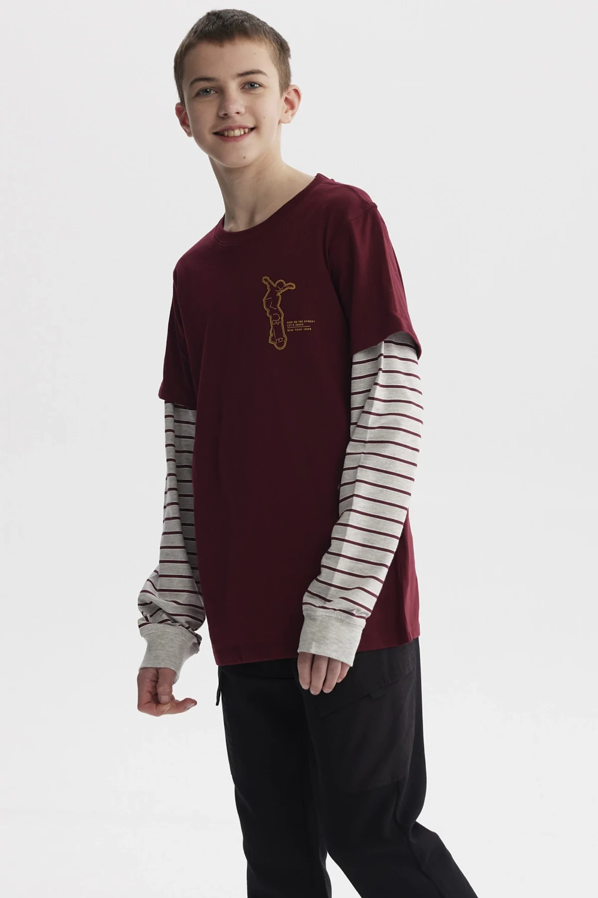 Polera Niño Doble Mangas Estampada Burdeo - Image 2