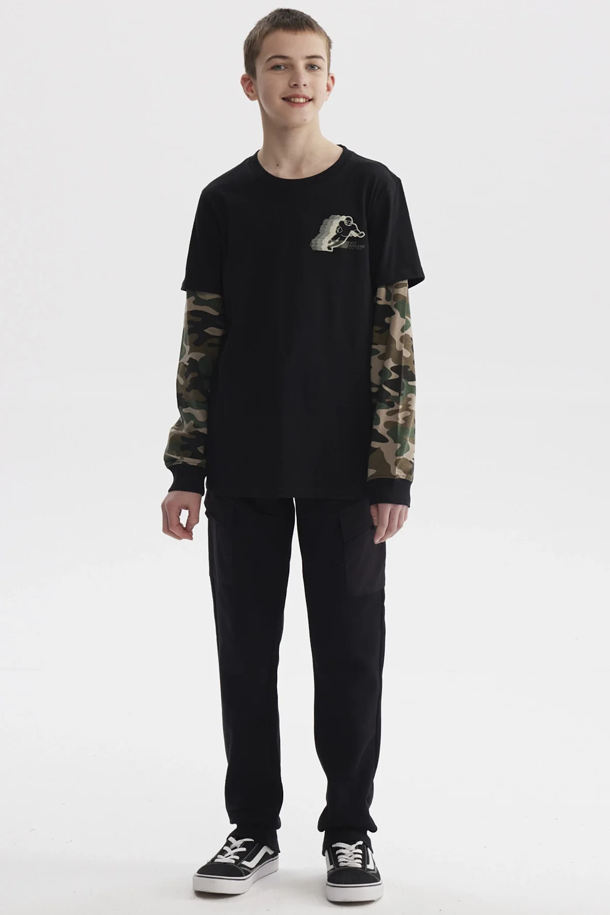 Polera Niño Doble Mangas Estampada Negro - Image 4