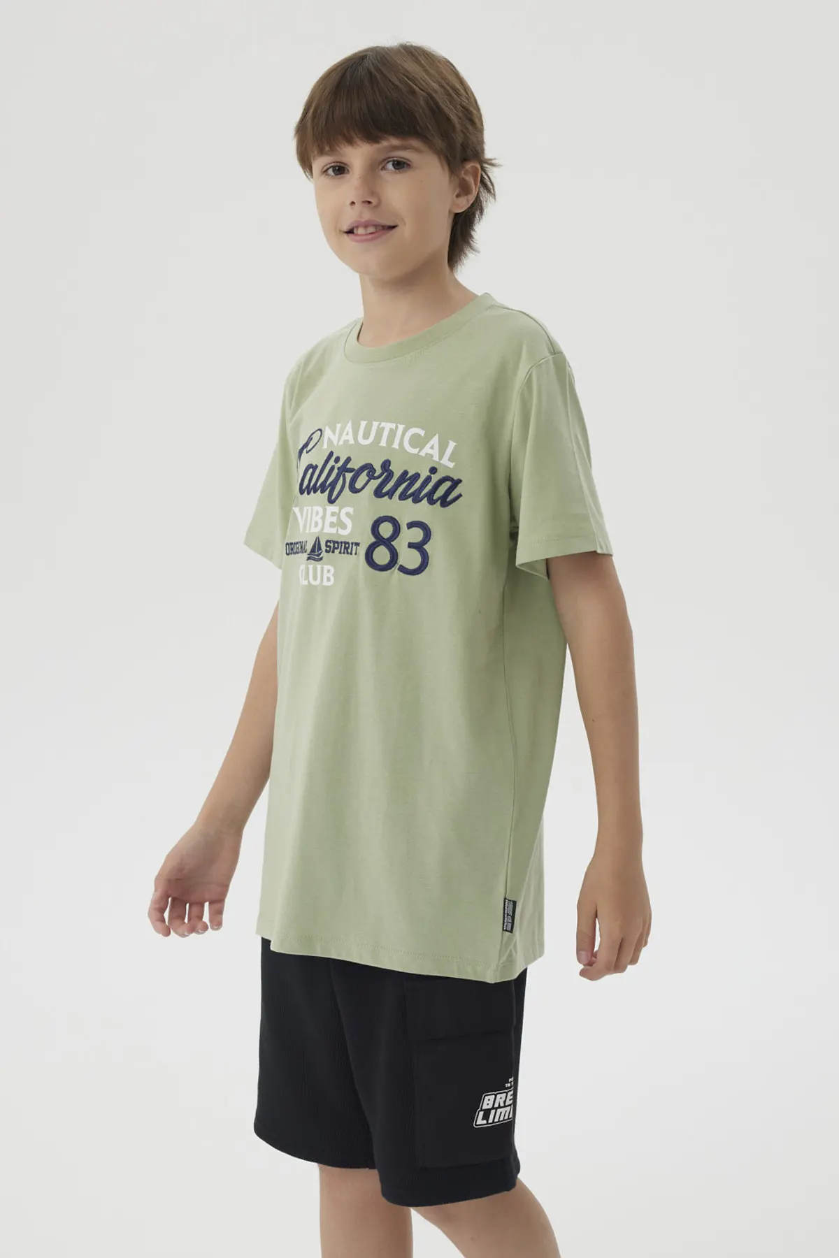 Polera Niño Letras Bordadas Verde - Image 2