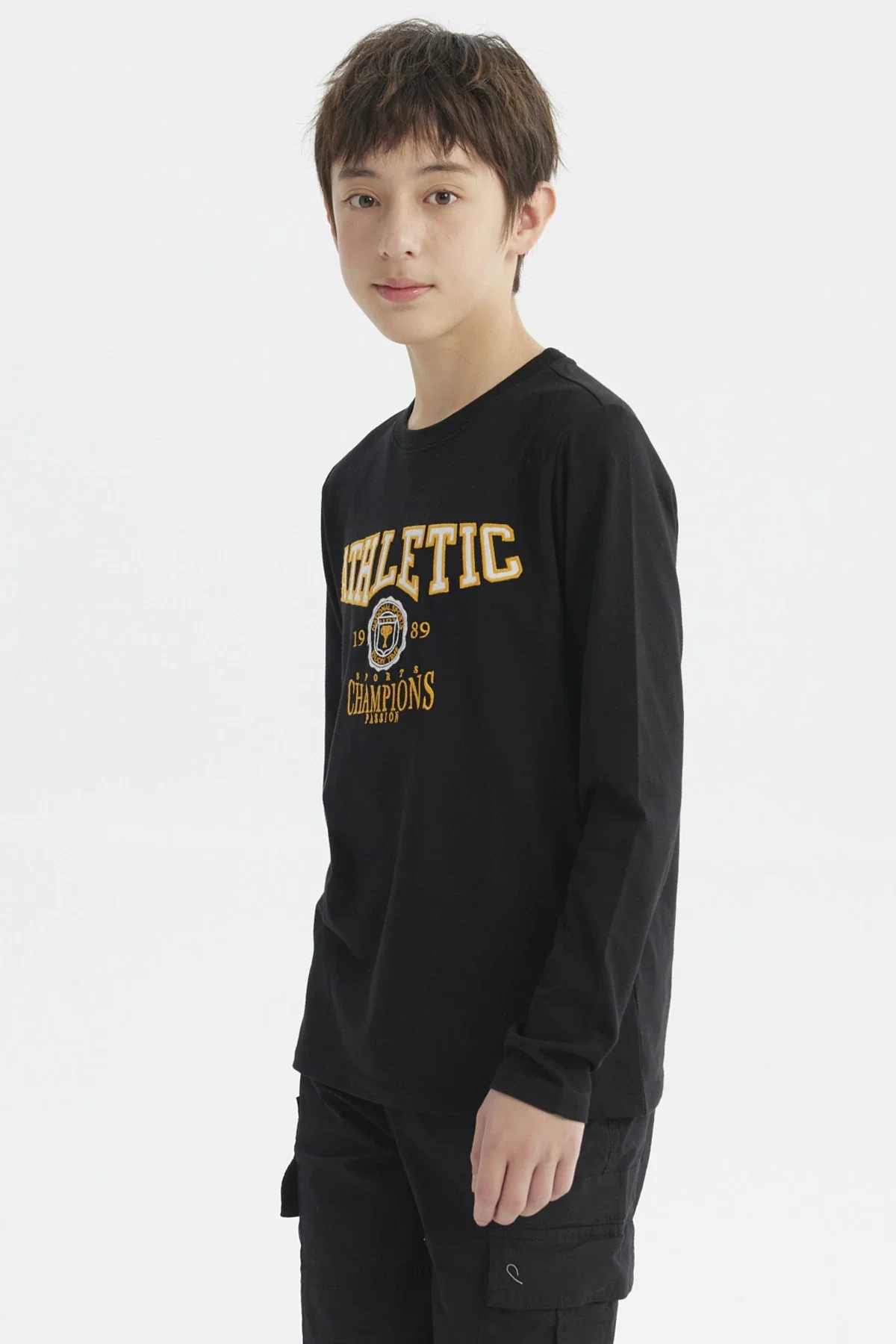Polera Niño Print Bordado College Negro - Image 2